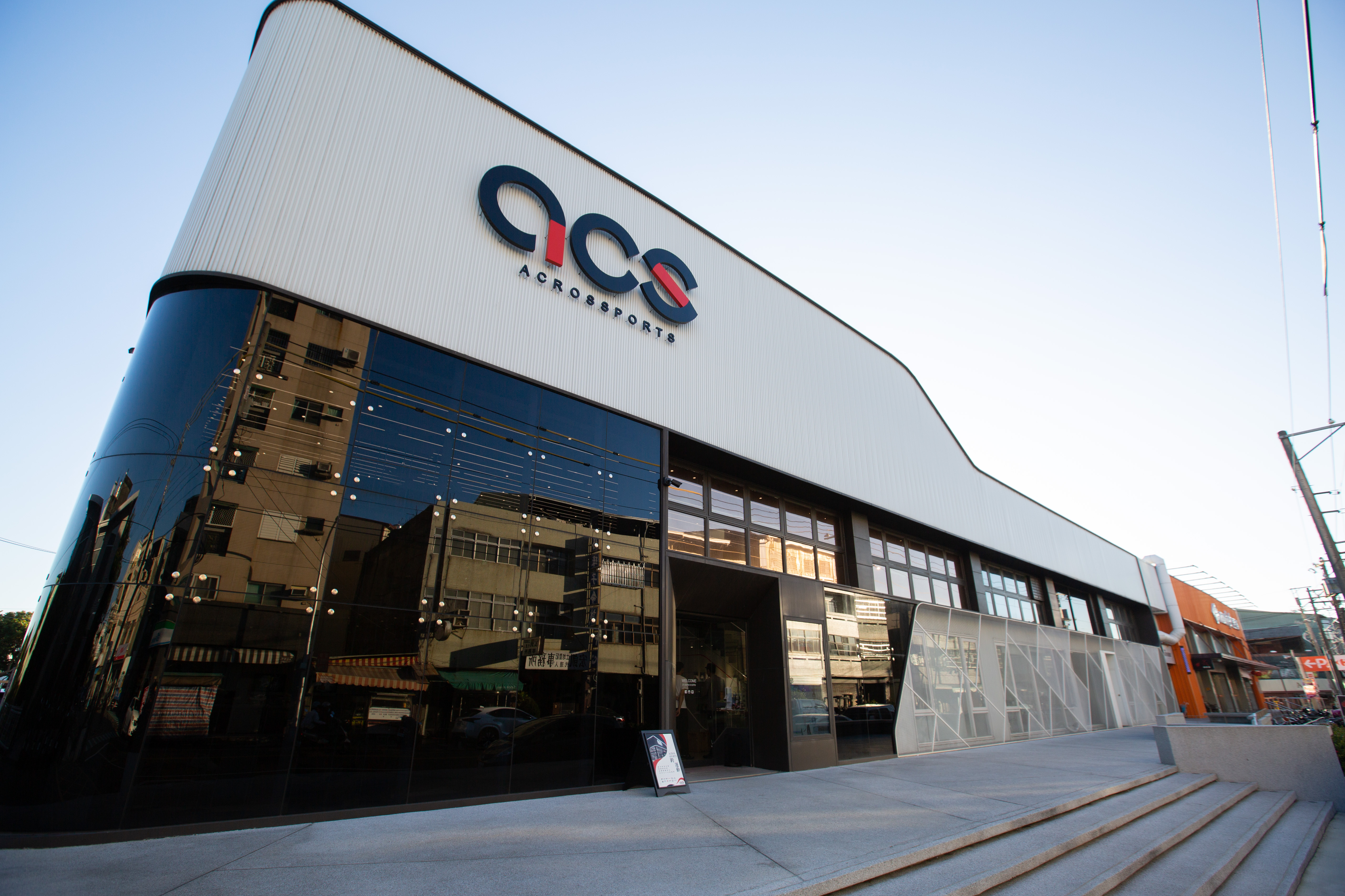 CS跨運動智慧概念店採前店後倉概念，總面積逾千坪，門市部分約140坪可展示逾400雙鞋款。
