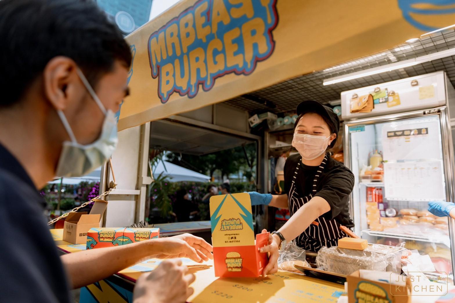 「MrBeast Burger (野獸先生漢堡)」開出亞洲首部快閃餐車,在街頭開賣美式漢堡。(Just Kitchen提供)