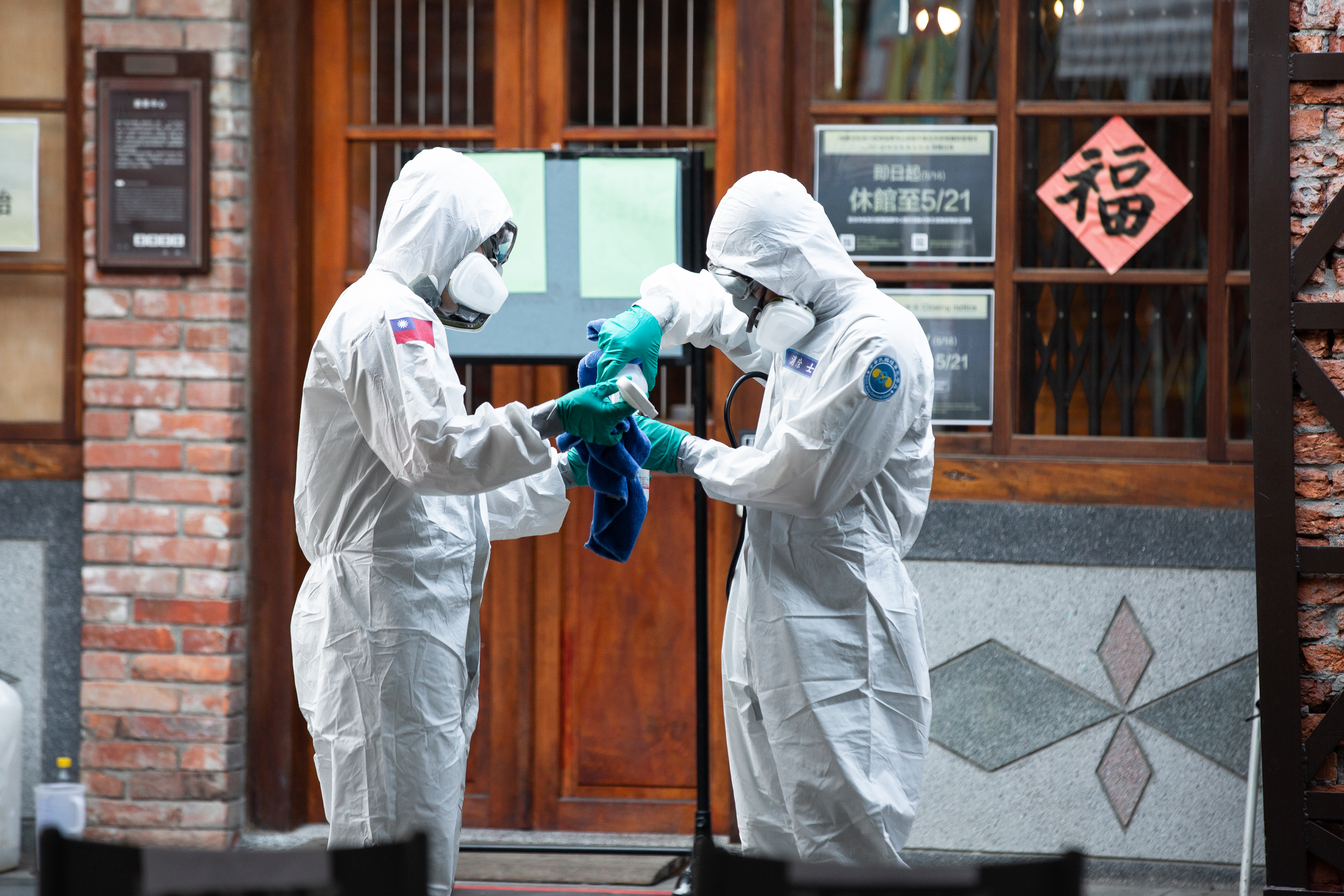 疫情下，除了化學兵要地毯式清消外，國防部如今要再派員支援生產快篩試劑。（本刊資料照）