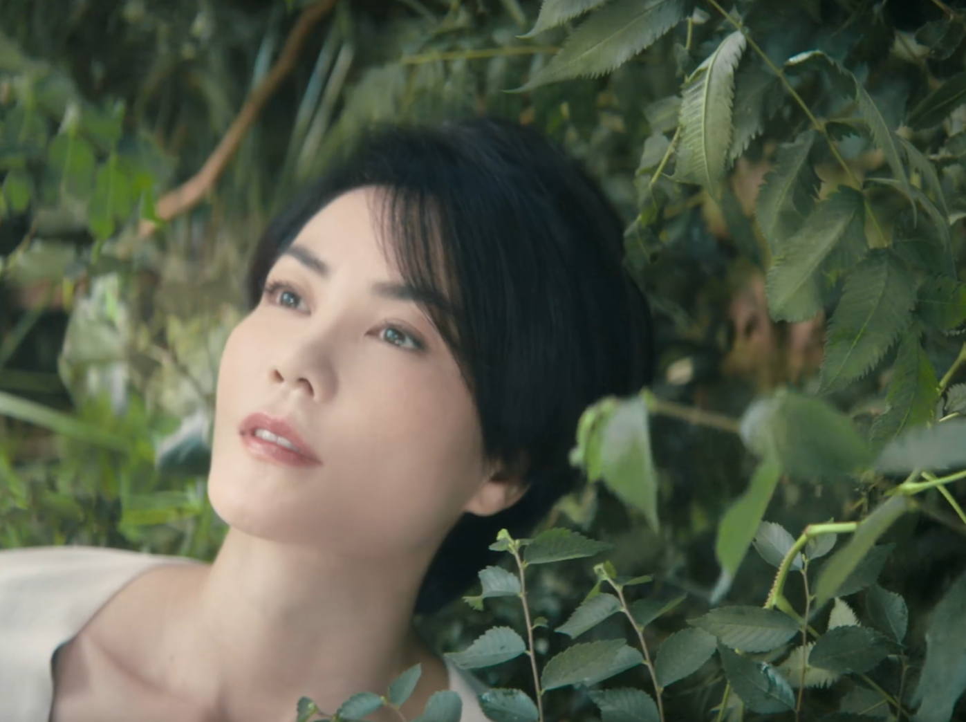 宣傳片裡王菲穿著針織衫與長裙，赤腳走在森林裡，悠閒自在的氣氛令人心醉。（翻攝自neiwai官博）