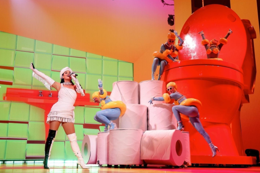 凱蒂佩芮在賭城駐唱中以廁所為主題發想造型設計。（翻攝自Katy Perry Instagram）