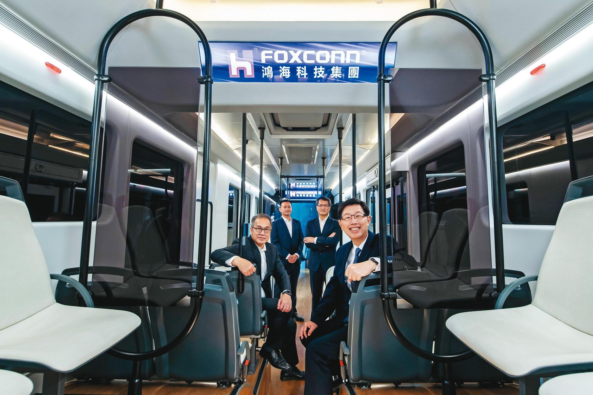 鴻海電動巴士採對稱式設計，除減少模具開發，還能模組化設計窗框，降低製造成本。圖中由右至左為鴻海董事長劉揚偉、鴻華先進總經理李秉彥、鴻華先進總經理特助郭耀聰、鴻華先進副董事長左自生。（鴻海提供）