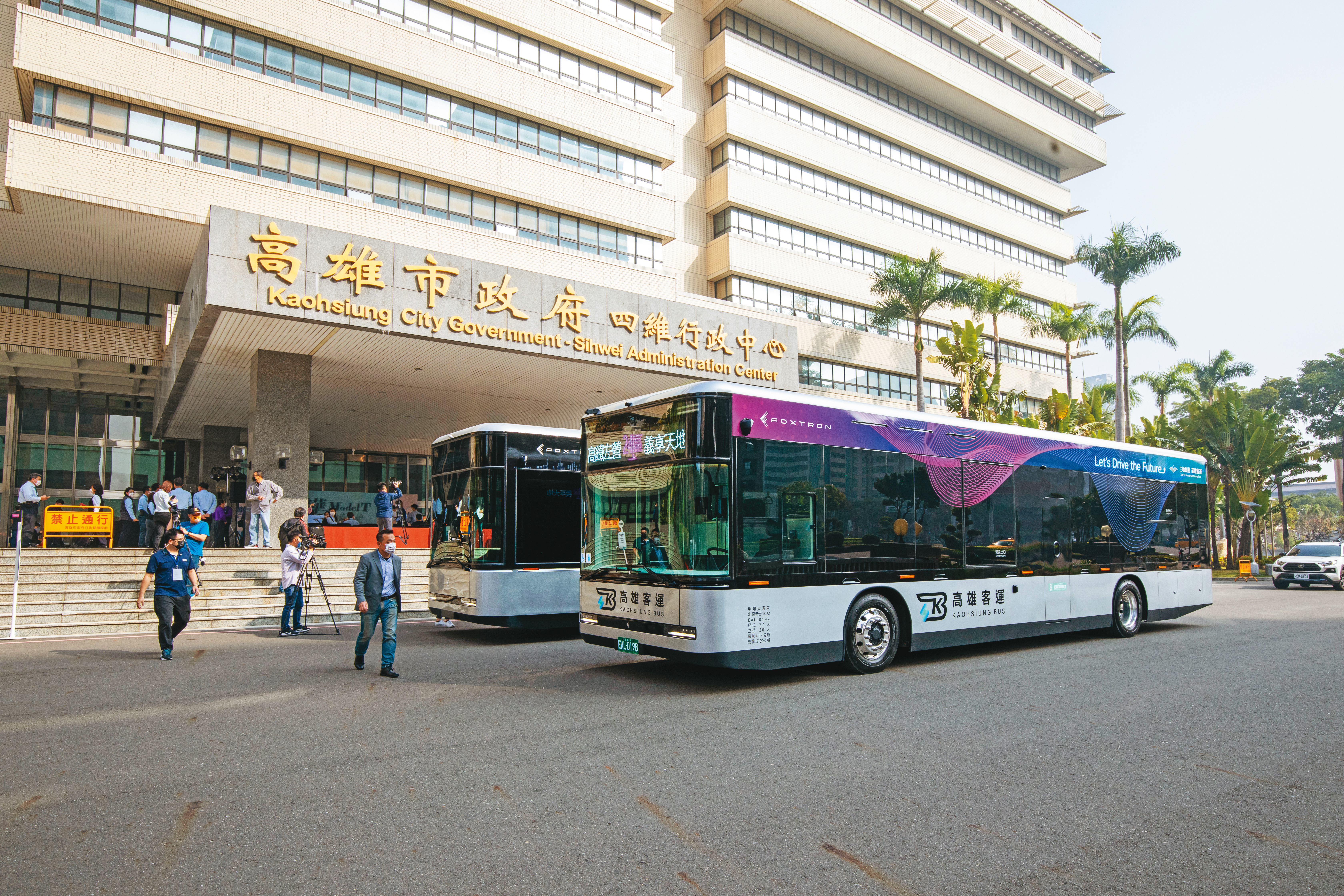 鴻海電動巴士Model T正式上路,加入高雄公車路線,穿梭於高鐵左營站、漢神巨蛋等多處熱鬧區域。