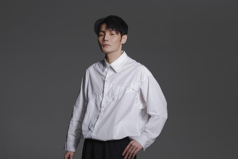 李榮浩交出2萬字劇本，宣布自己新身分。（華納唱片提供）