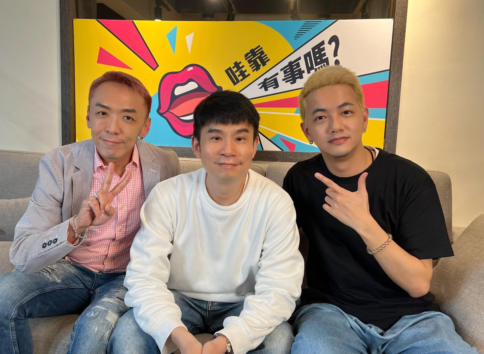 杜政哲（中）上節目，由主持人吳小帽等人問出《華燈》內幕。（《哇靠有事嗎》提供）