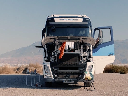 貨車司機以車為家，在車外晾曬衣服。（公視提供）