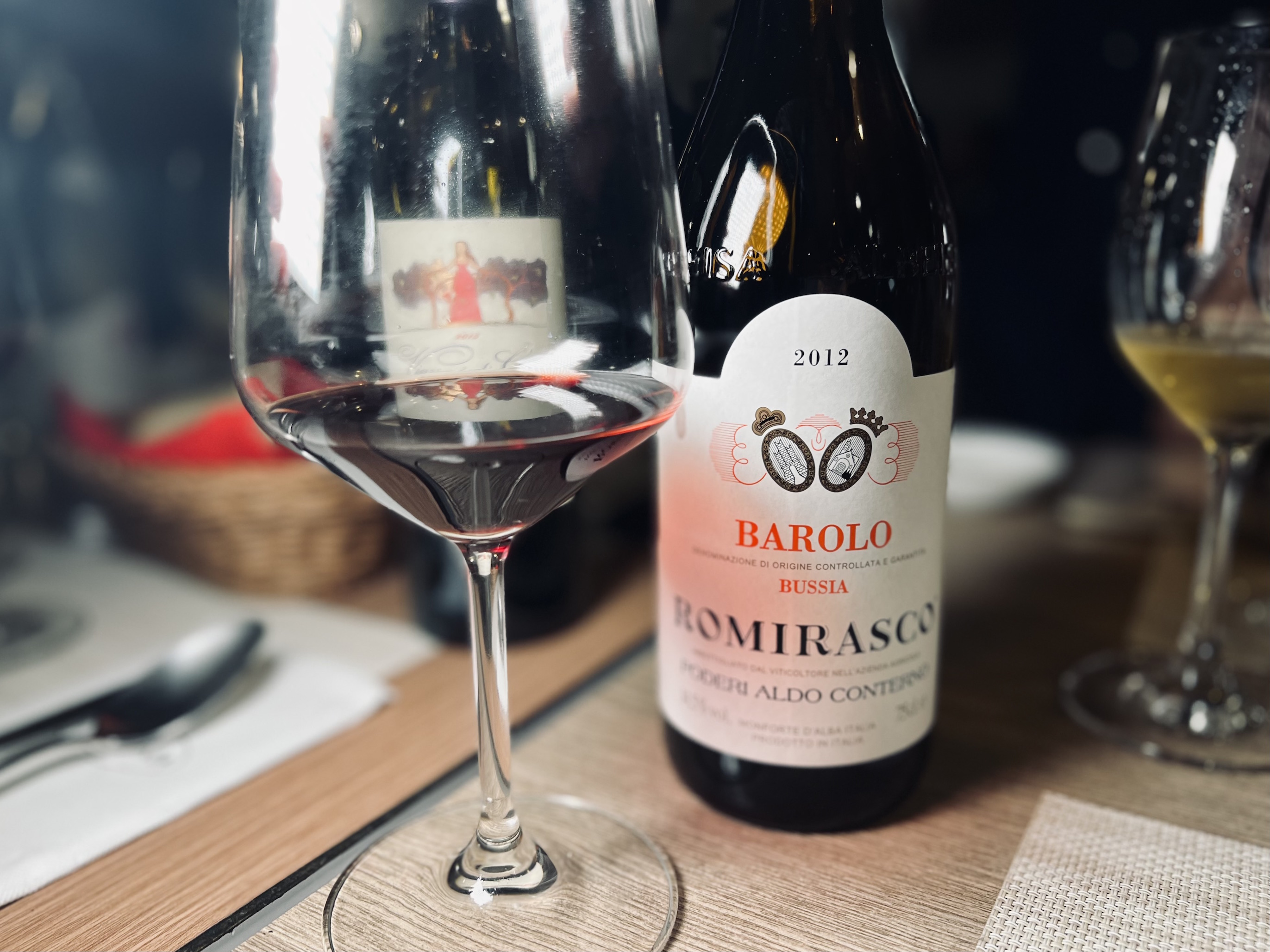被酒迷暱稱「大鳳梨」、極稀有的「2012 Aldo Conterno Romirasco Barolo DOCG」洋溢花香與深色莓果的香氣,反而帶有清爽的感覺。