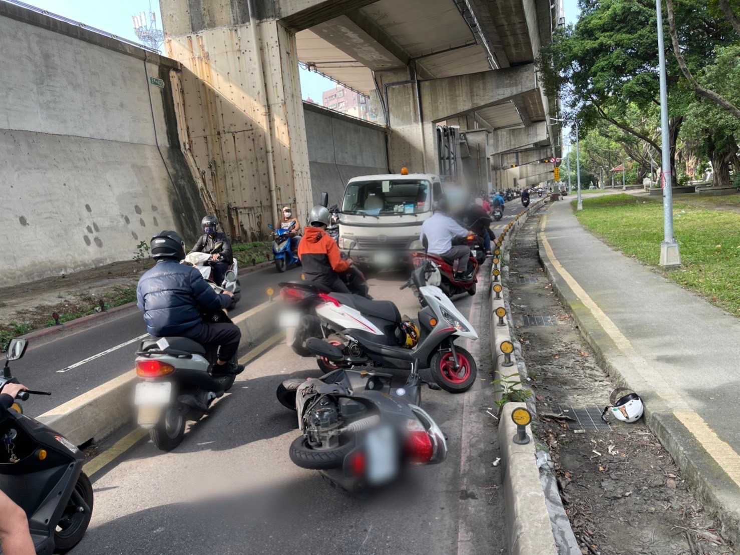 大貨車逆向闖入機車專用道，造成兩部機車擦撞意外。（翻攝畫面）
