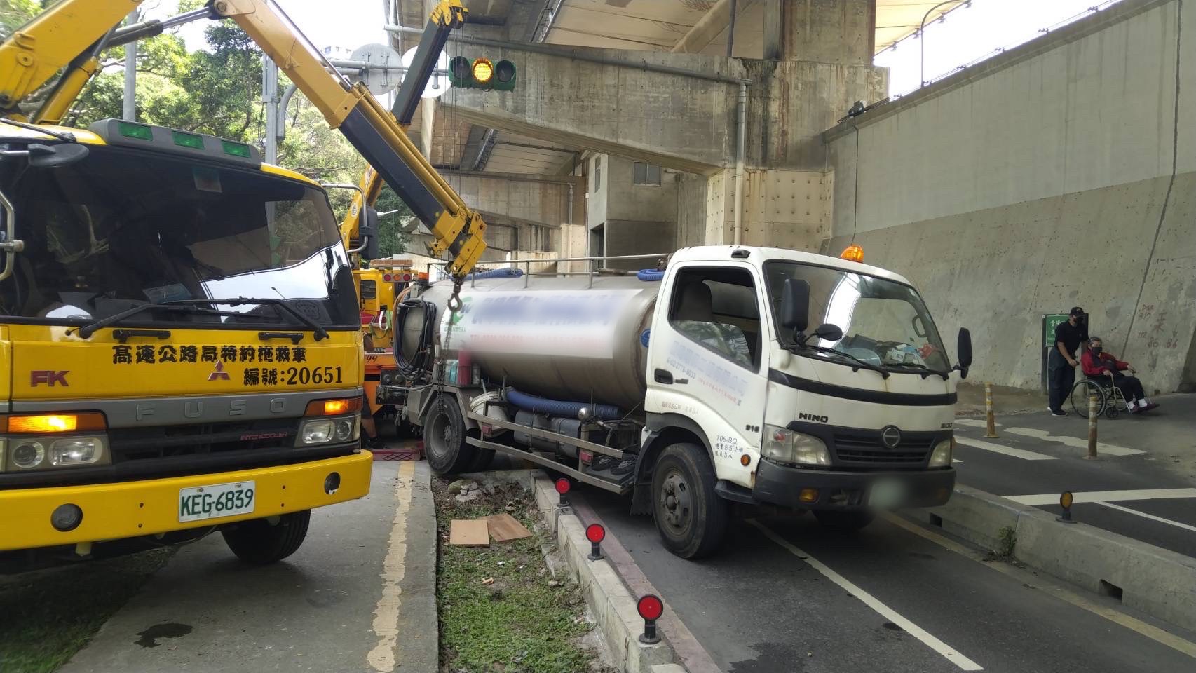 警方緊急聯繫拖吊車協助排除。（翻攝畫面）