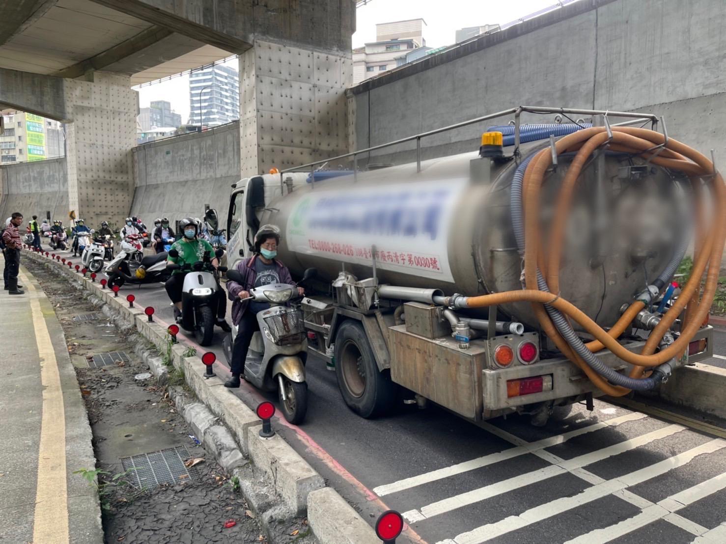林男駕駛的大貨車占用機車專用道二車道，一度造成該路段嚴重堵塞。（翻攝畫面）