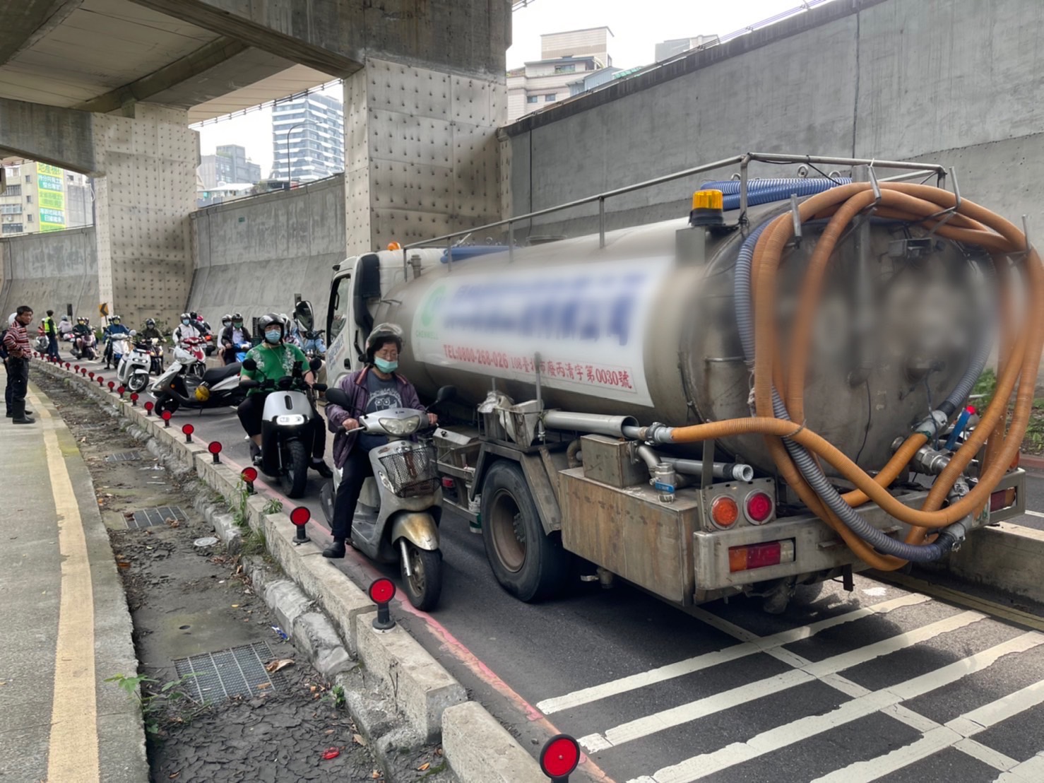 林男駕駛的大貨車占用機車專用道二車道，一度造成該路段嚴重堵塞。（翻攝畫面）