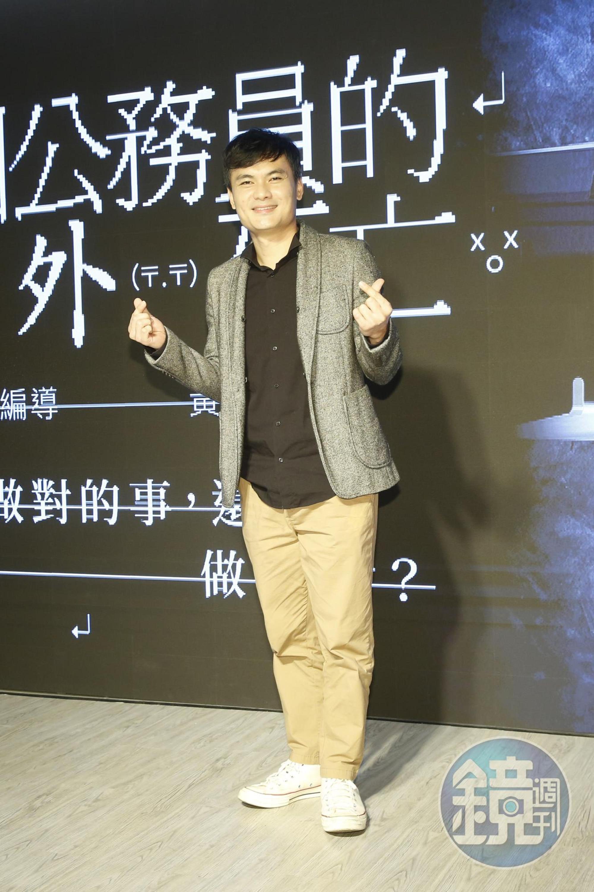 郭耀仁在舞台劇《一個公務員的意外死亡》有被打巴掌劇情，而且都是真打，笑說從彩排到現在應該被打了500下以上。