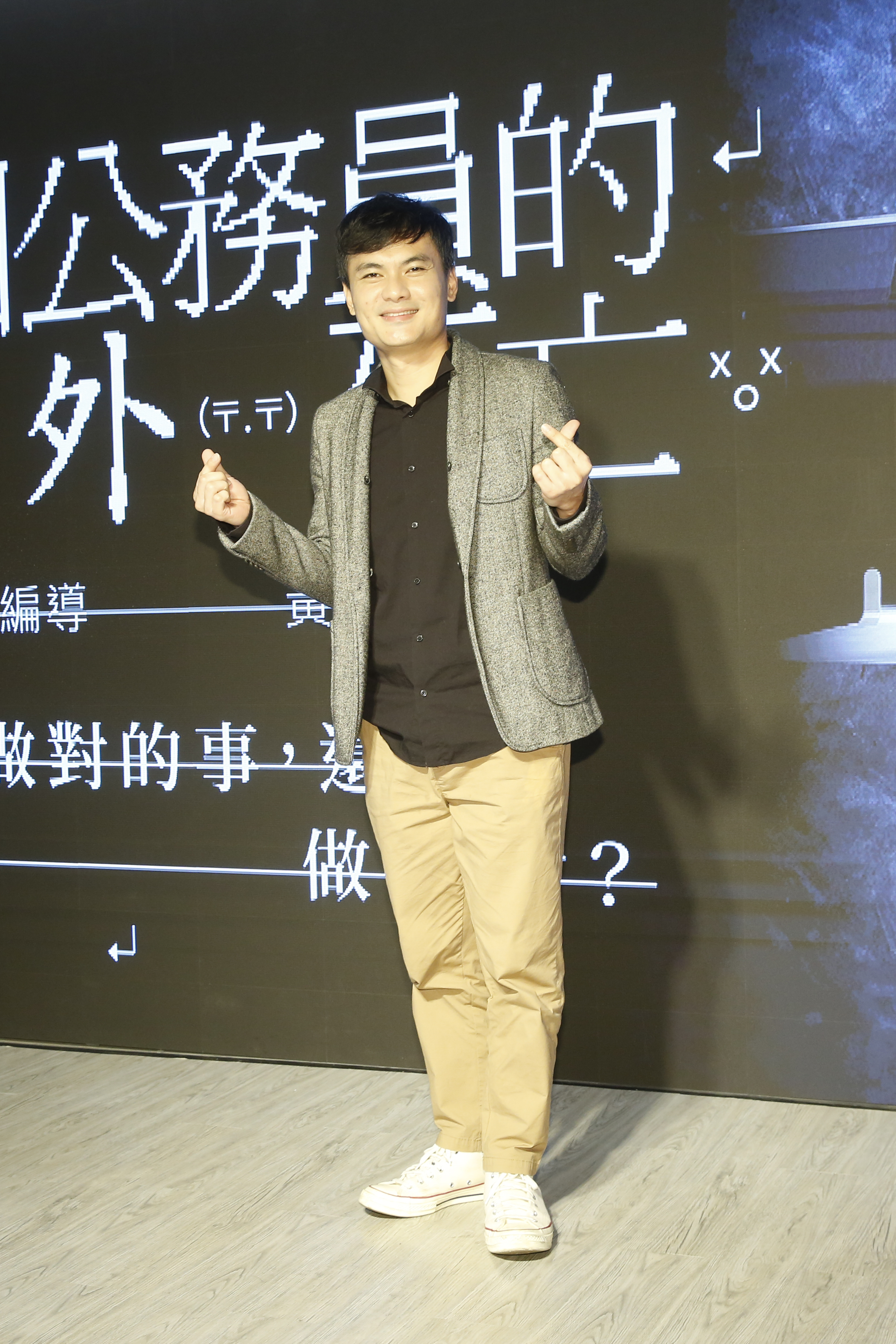 郭耀仁在舞台劇《一個公務員的意外死亡》有被打巴掌劇情,而且都是真打,笑說從彩排到現在應該被打了500下以上。