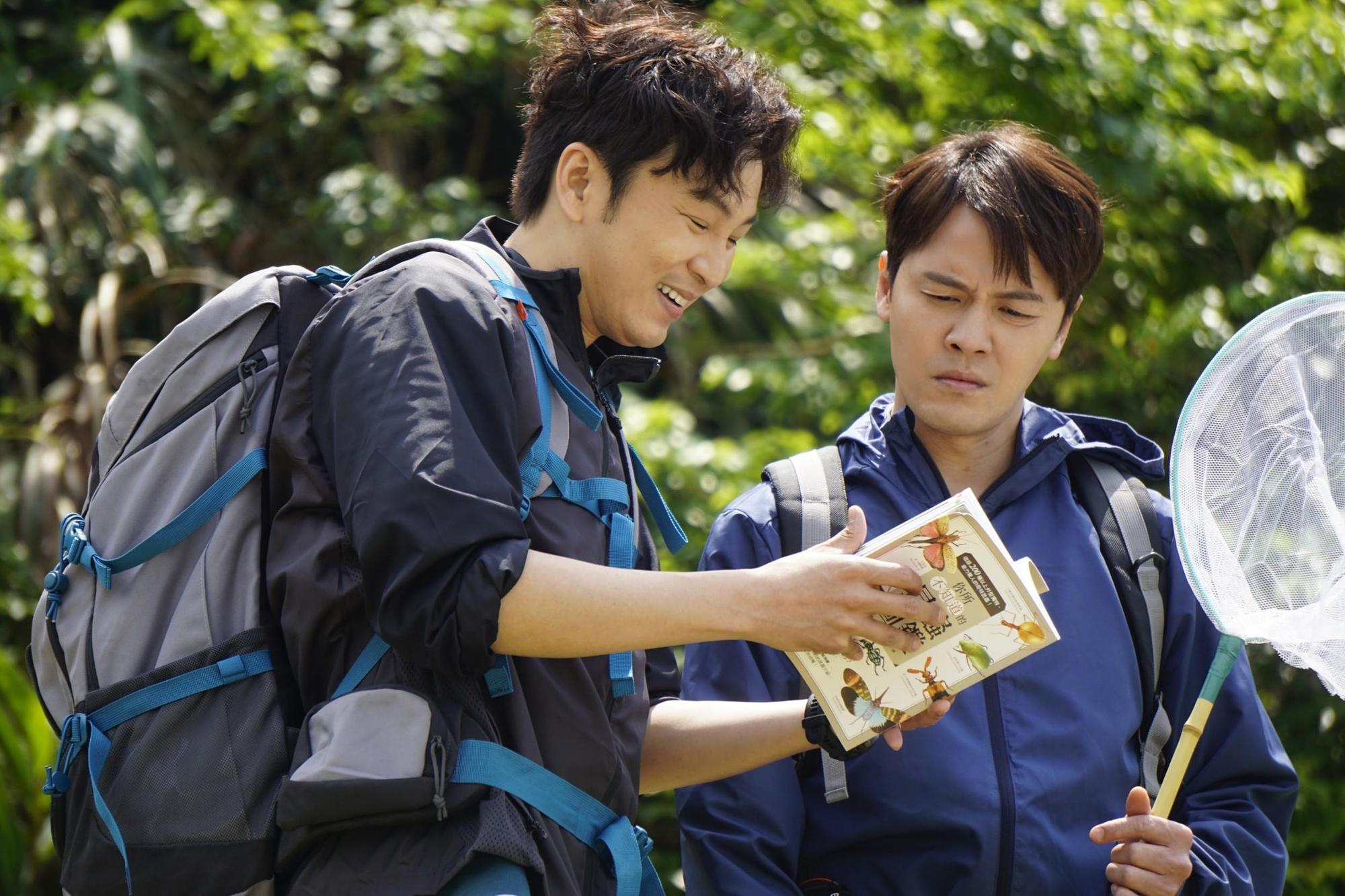 《黃金歲月》中張書偉約黃文星去登山，當天風很大，演員頻頻吃沙。（民視提供）