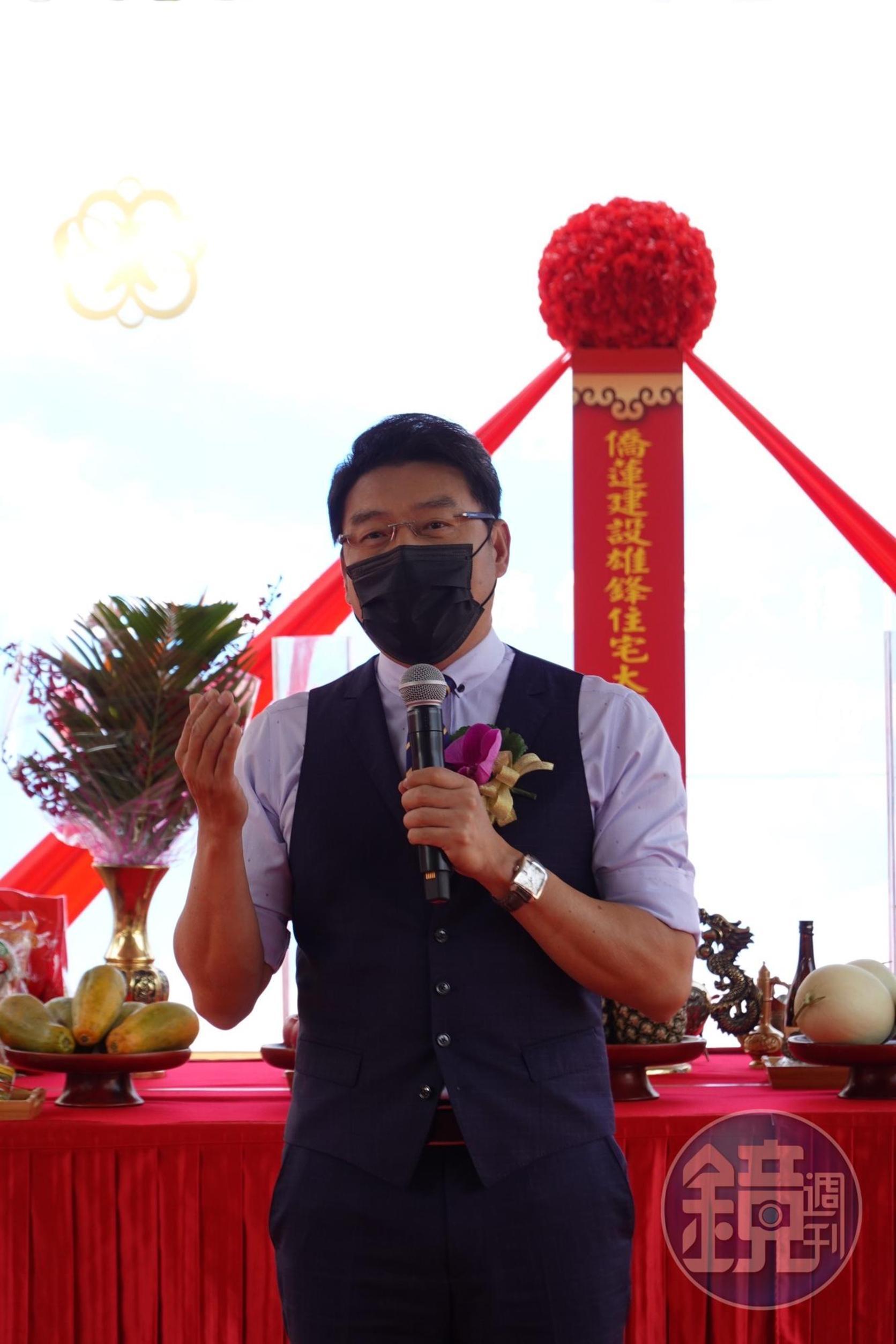 擁有律師與主持人雙重身份的謝震武愛惜羽毛，從未替房地產代言，他考慮半年後才為雄鋒代言，並參與開工典禮。