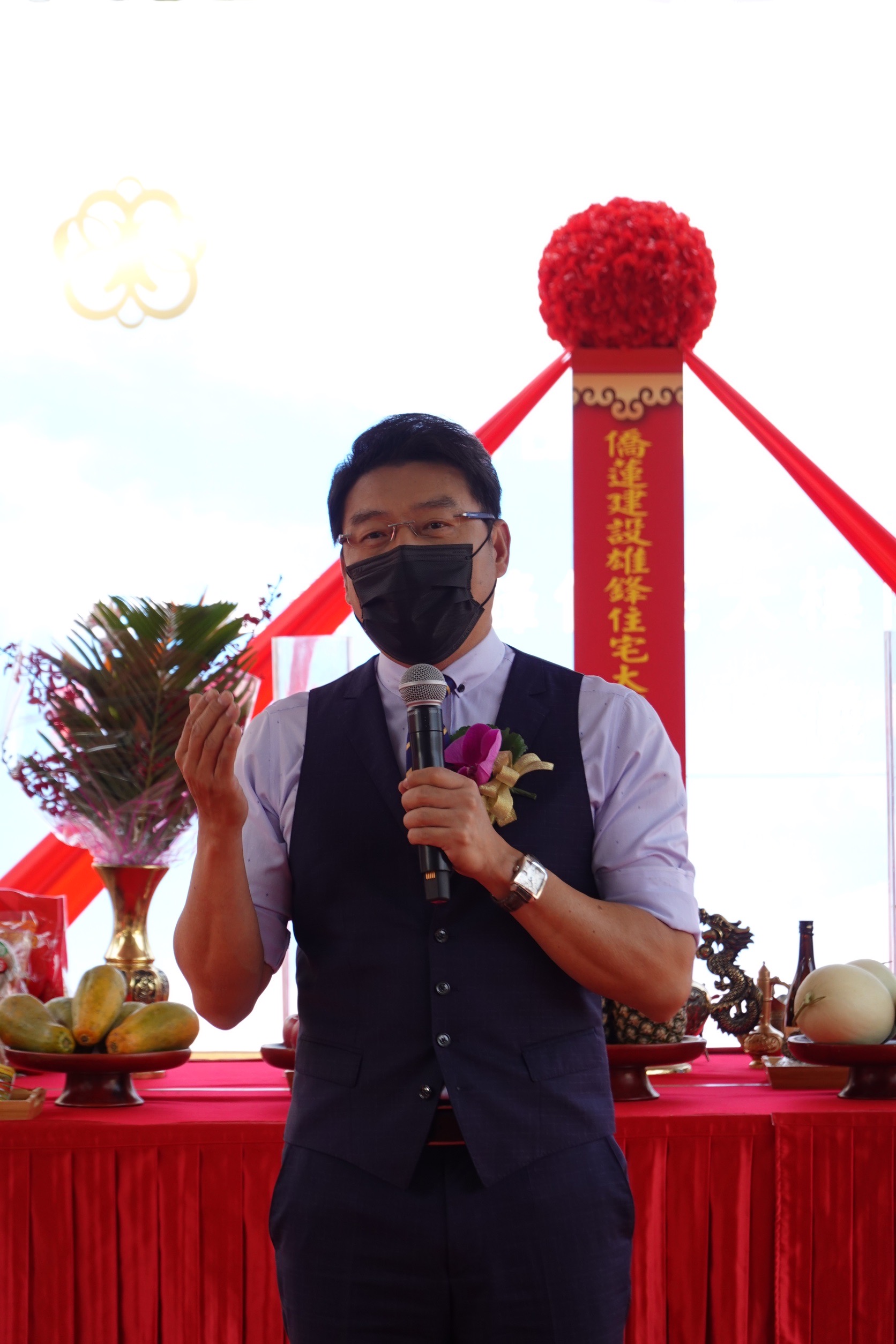 擁有律師與主持人雙重身份的謝震武愛惜羽毛,從未替房地產代言,他考慮半年後才為雄鋒代言,並參與開工典禮。