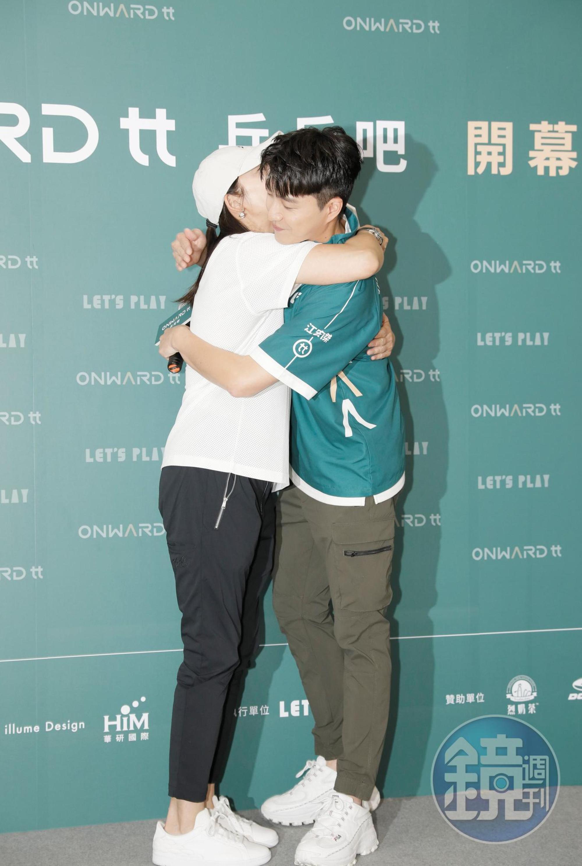 錢薇娟送上擁抱給江宏傑。