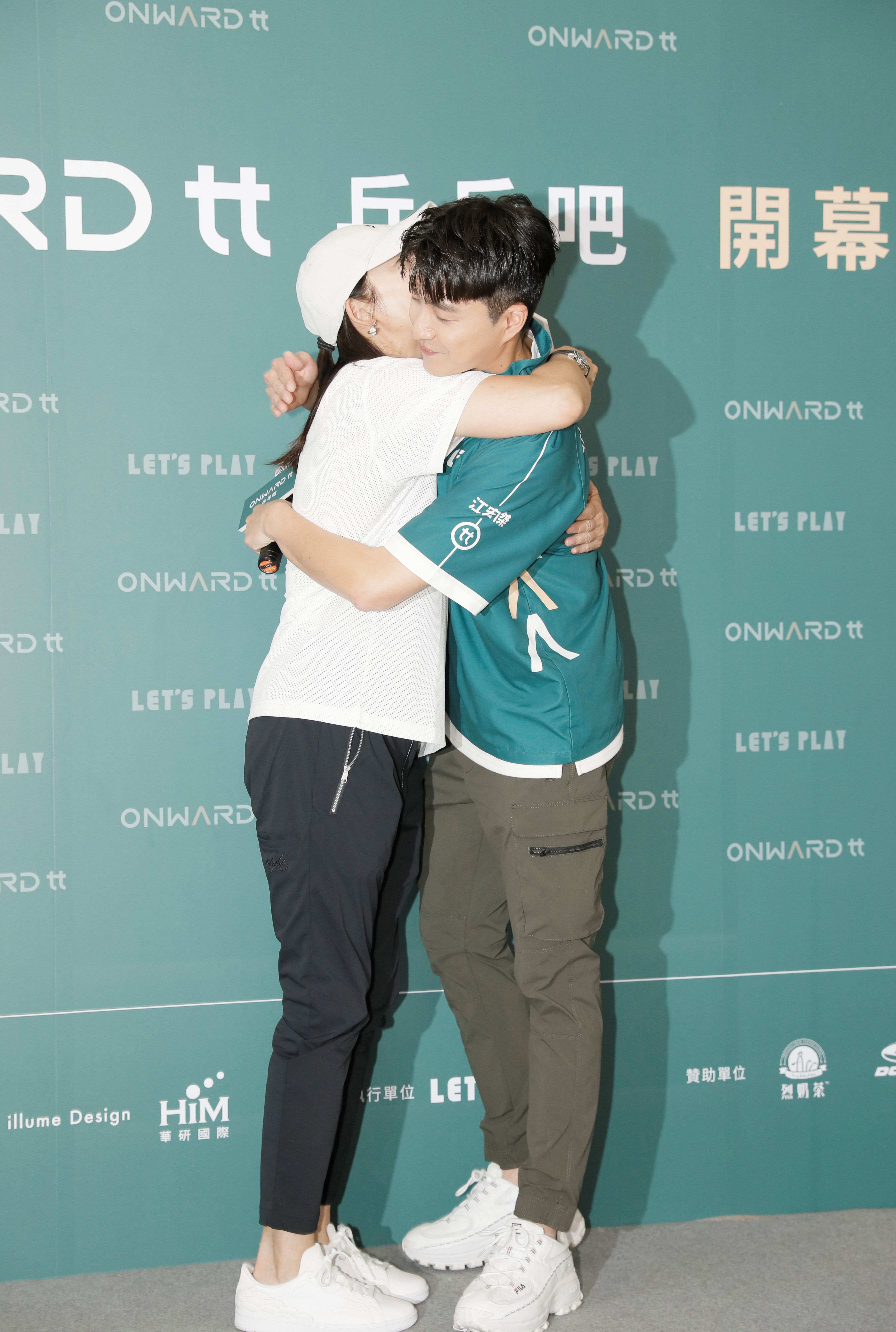 錢薇娟送上擁抱給江宏傑。