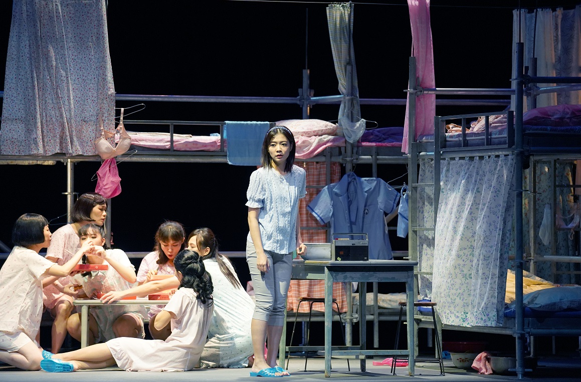 《人間條件七─我是一片雲》透過鳳飛飛演唱的經典流行歌曲，重現1970年代的台灣。（綠光劇團提供）