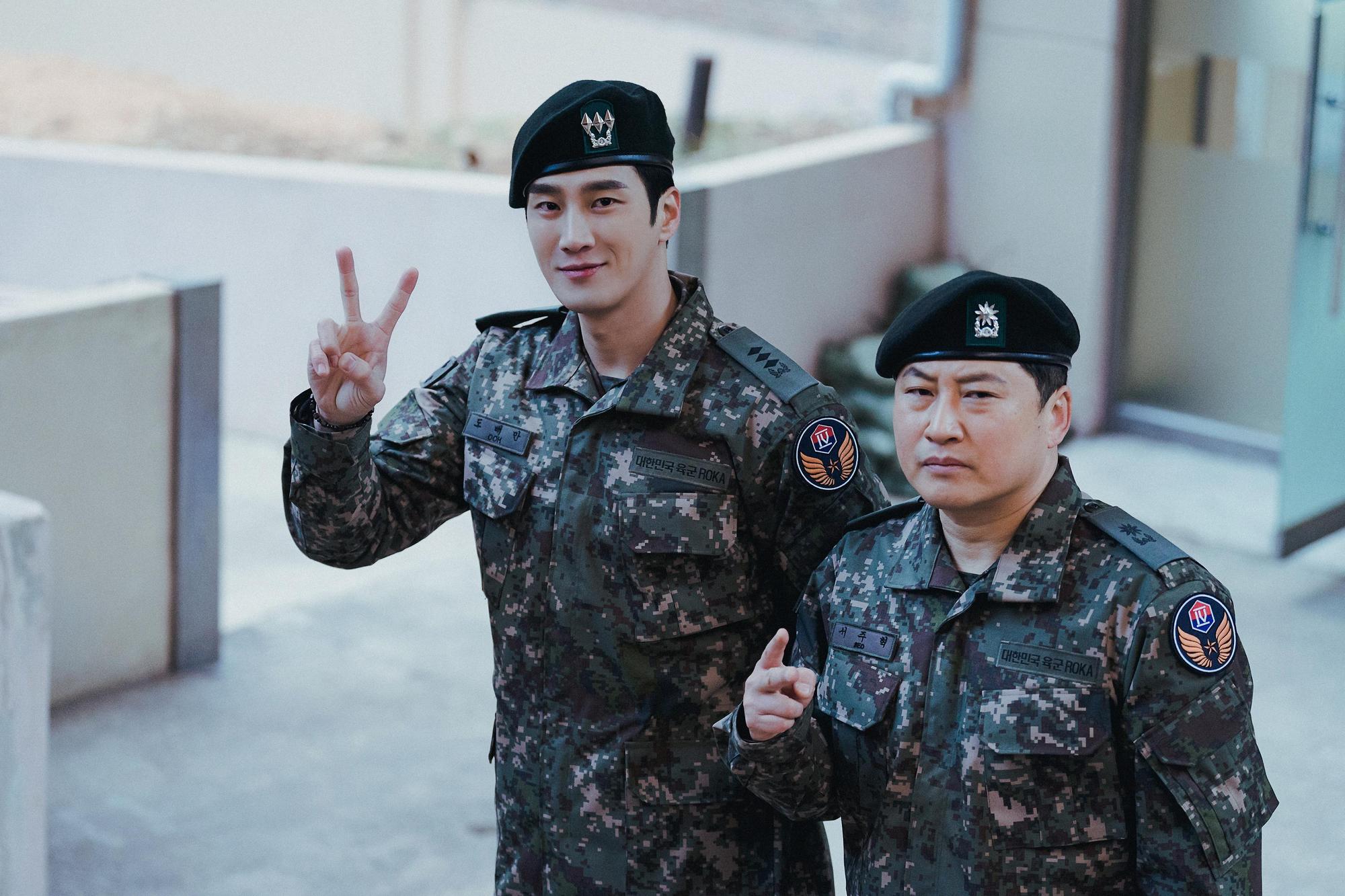 安普賢(左)在《軍檢察官多伯曼》軍裝筆挺超圈粉。(friDay影音提供)