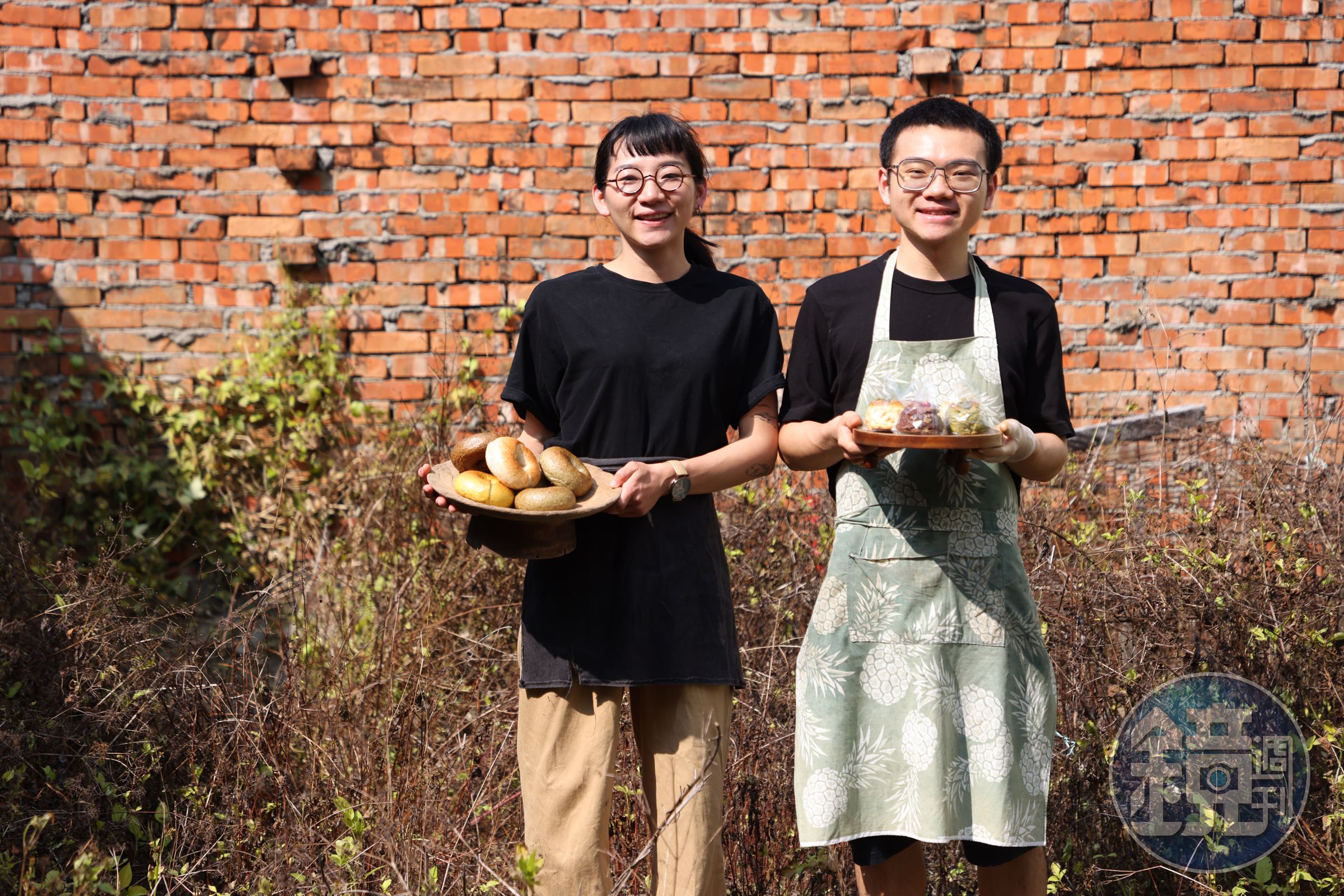 張禹婕（左）與熱愛料理的弟弟張奕麒（右）攜手合作，在家實現創意烘焙夢。