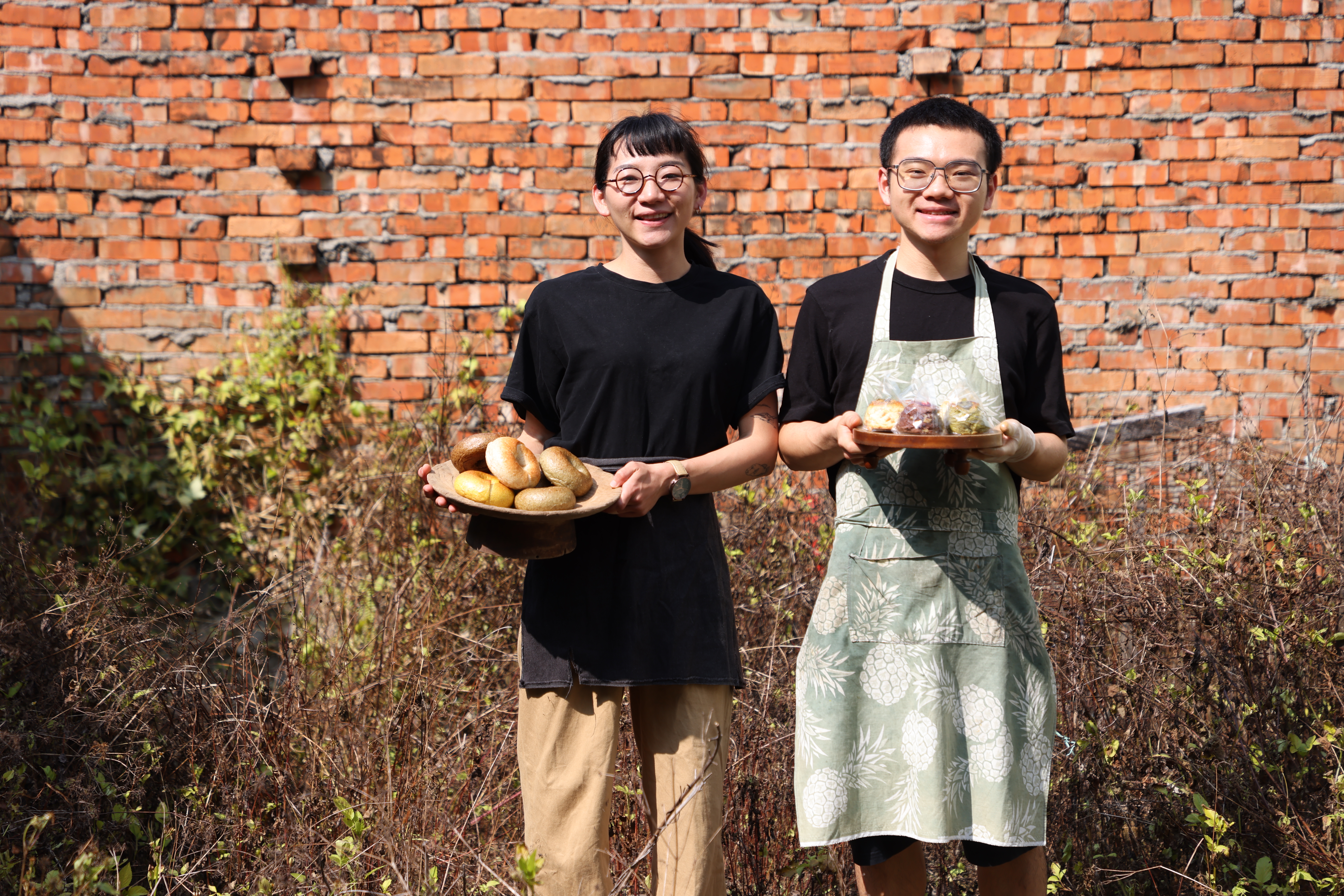 張禹婕（左）與熱愛料理的弟弟張奕麒（右）攜手合作，在家實現創意烘焙夢。