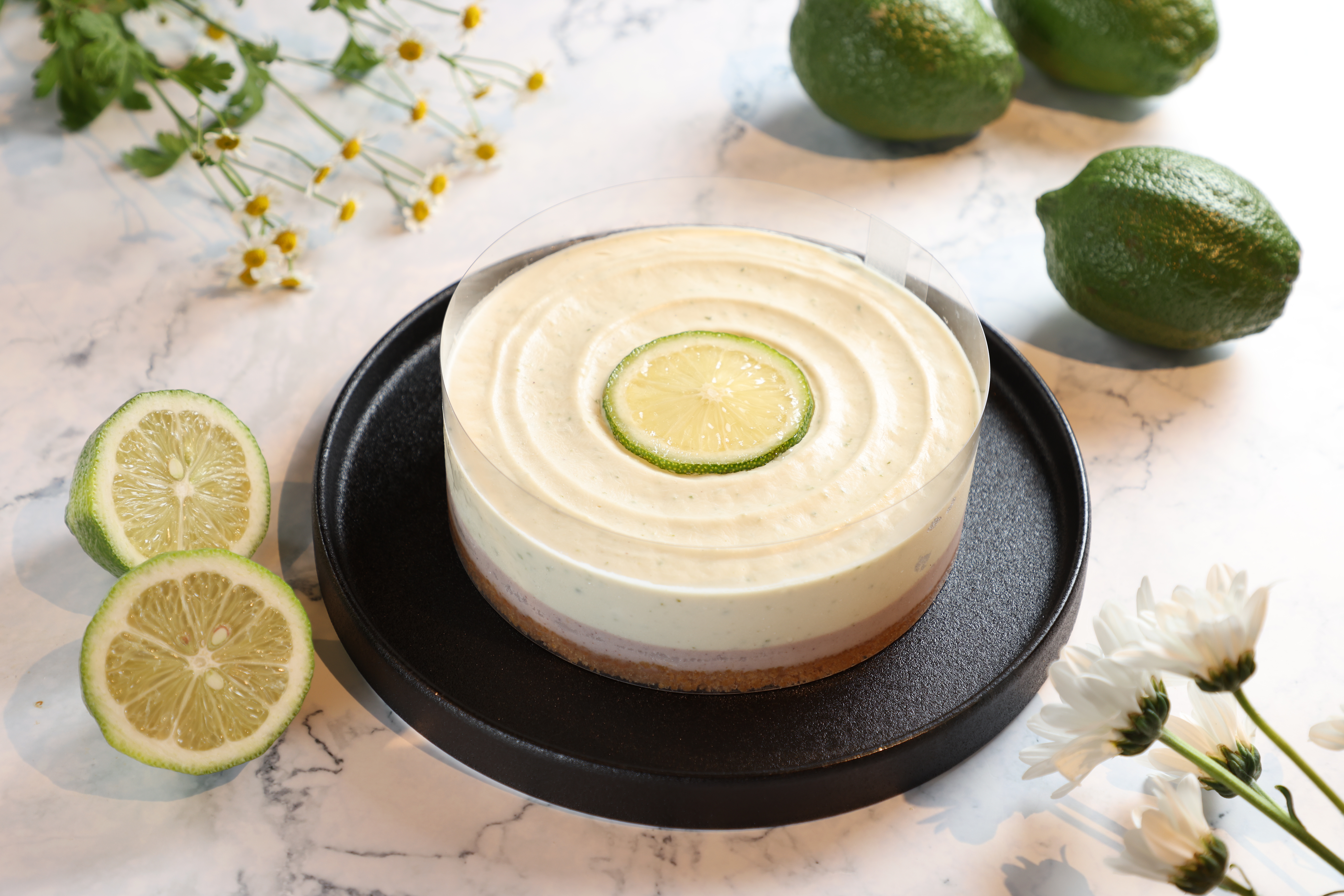 「檸檬夏雪奇思旦糕」完美模擬奶油乳酪的濃厚，但後味卻有植物系的清爽。（1,080元／6吋）