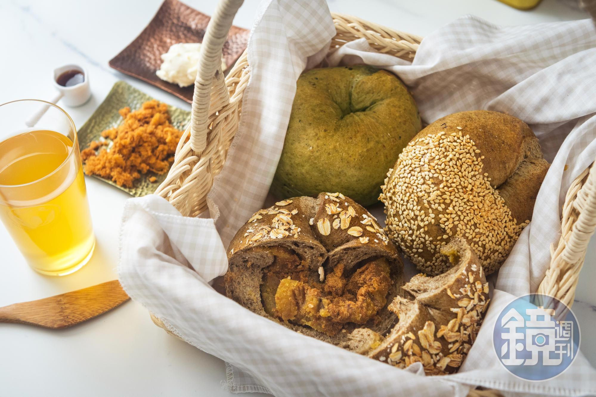 「燒燒食堂」的貝果口味都講究食物原味，「鹹綠豆草仔貝果」（左上，70元／個）「焙茶栗子泥貝果」（右，70元／個）「鐵觀音黃金地瓜肉鬆貝果」（左下，68元／個）