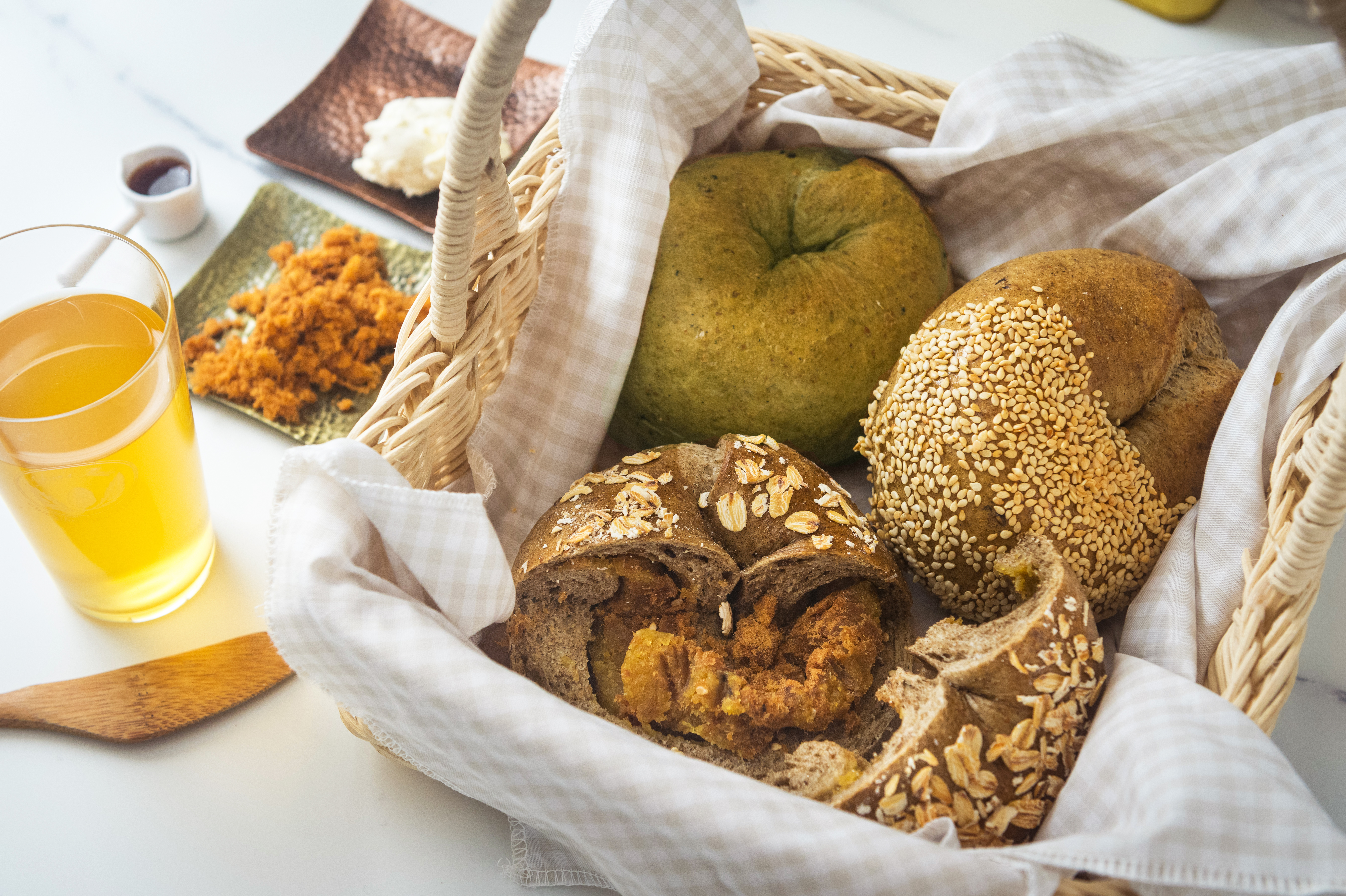 「燒燒食堂」的貝果口味都講究食物原味，「鹹綠豆草仔貝果」（左上，70元／個）「焙茶栗子泥貝果」（右，70元／個）「鐵觀音黃金地瓜肉鬆貝果」（左下，68元／個）