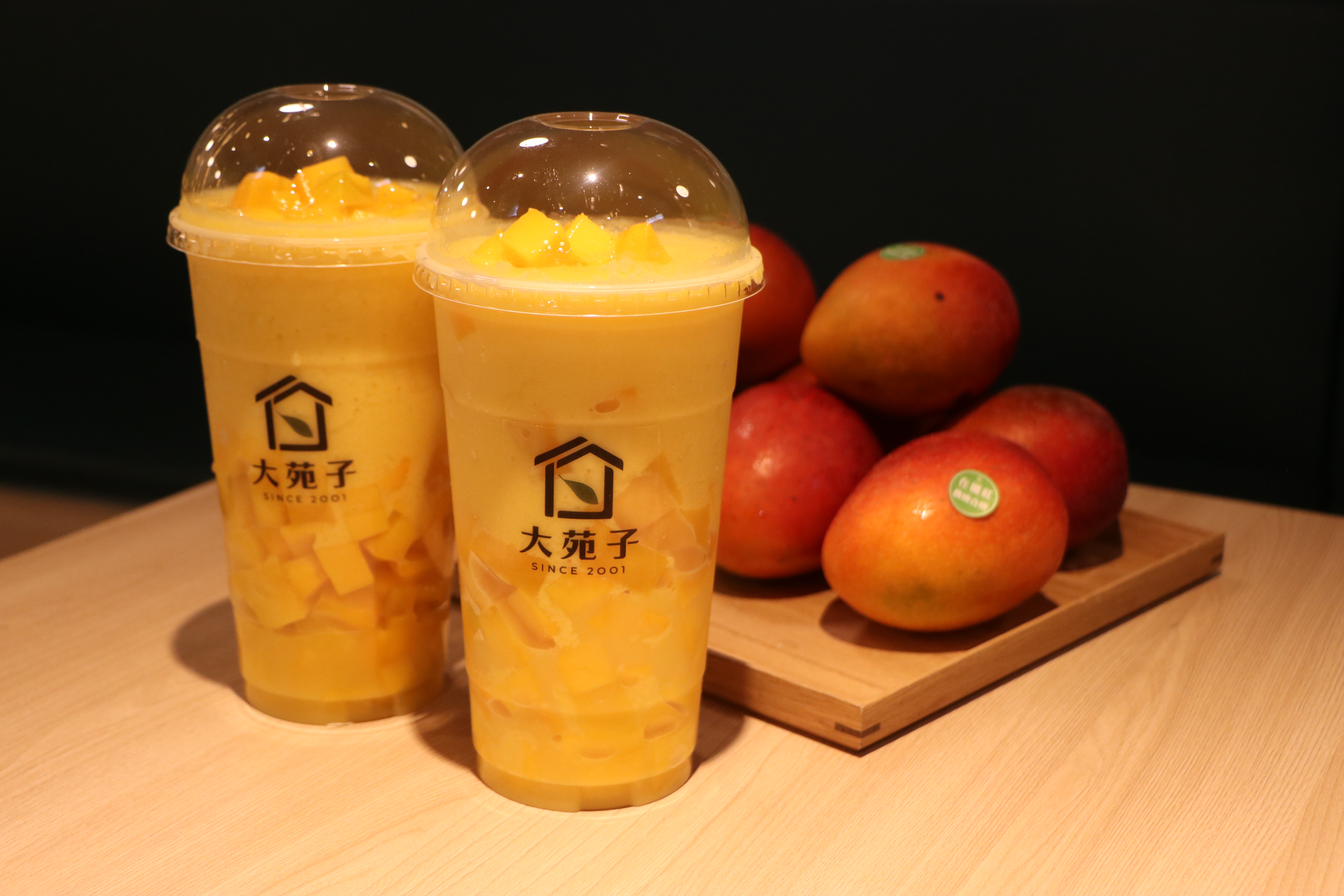 大苑子愛文芒果季正式登場，除了原來的各類暢銷愛文芒果冰沙產品，最大賣點還有1000cc愛文芒果冰沙最大杯，將在五月底芒果盛產期開賣。（大苑子提供）