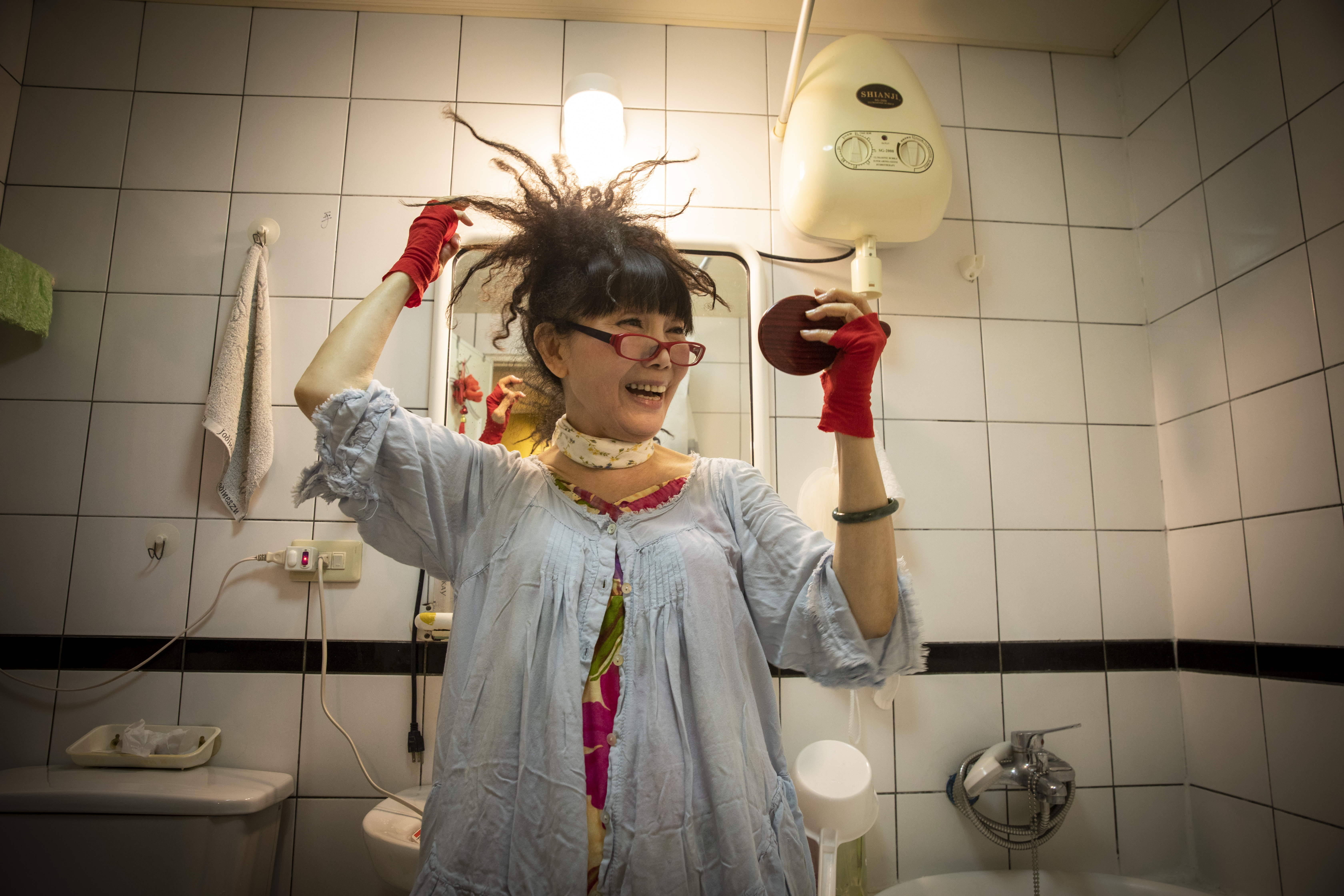 蔡閨這天不幸把刺蝟頭做成了八爪章魚頭。