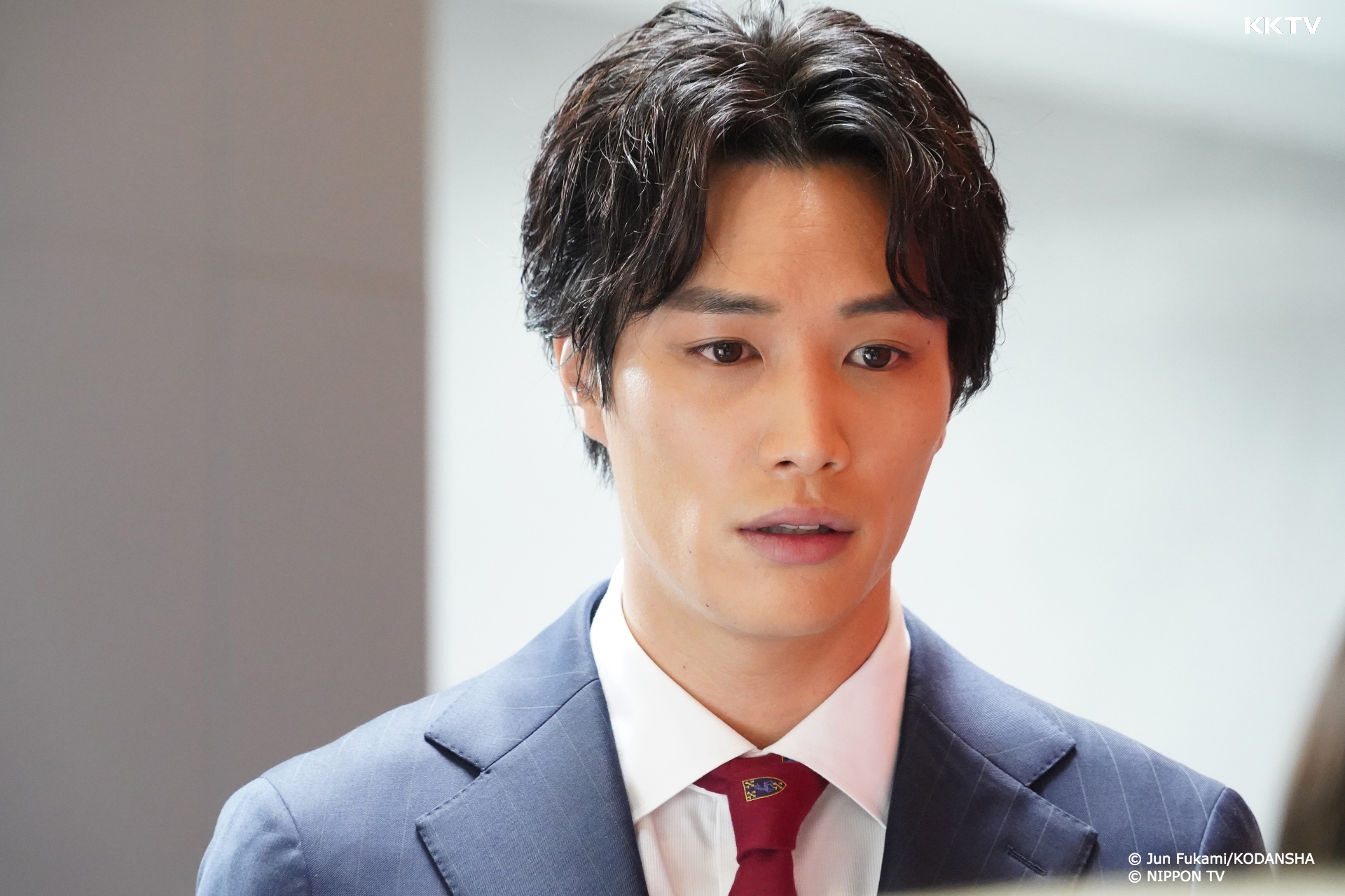 鈴木伸之在《惡女-誰說工作不帥氣-》中飾演今田美櫻的菁英同事。（KKTV提供）