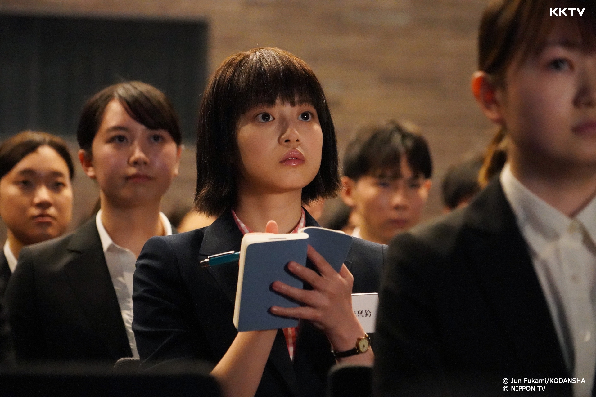 今田美櫻飾演的田中麻理鈴懷抱滿腔熱血進入職場，卻被分配到邊緣部門。（KKTV提供）