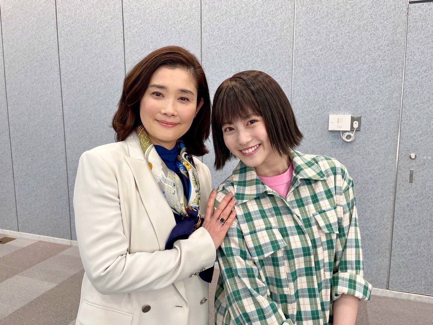 30年前的「平成版惡女」石田光（左）客串《惡女-誰說工作不帥氣-》與今田美櫻同框，引發劇迷熱烈討論。（翻攝自《惡女-誰說工作不帥氣-》Twitter）