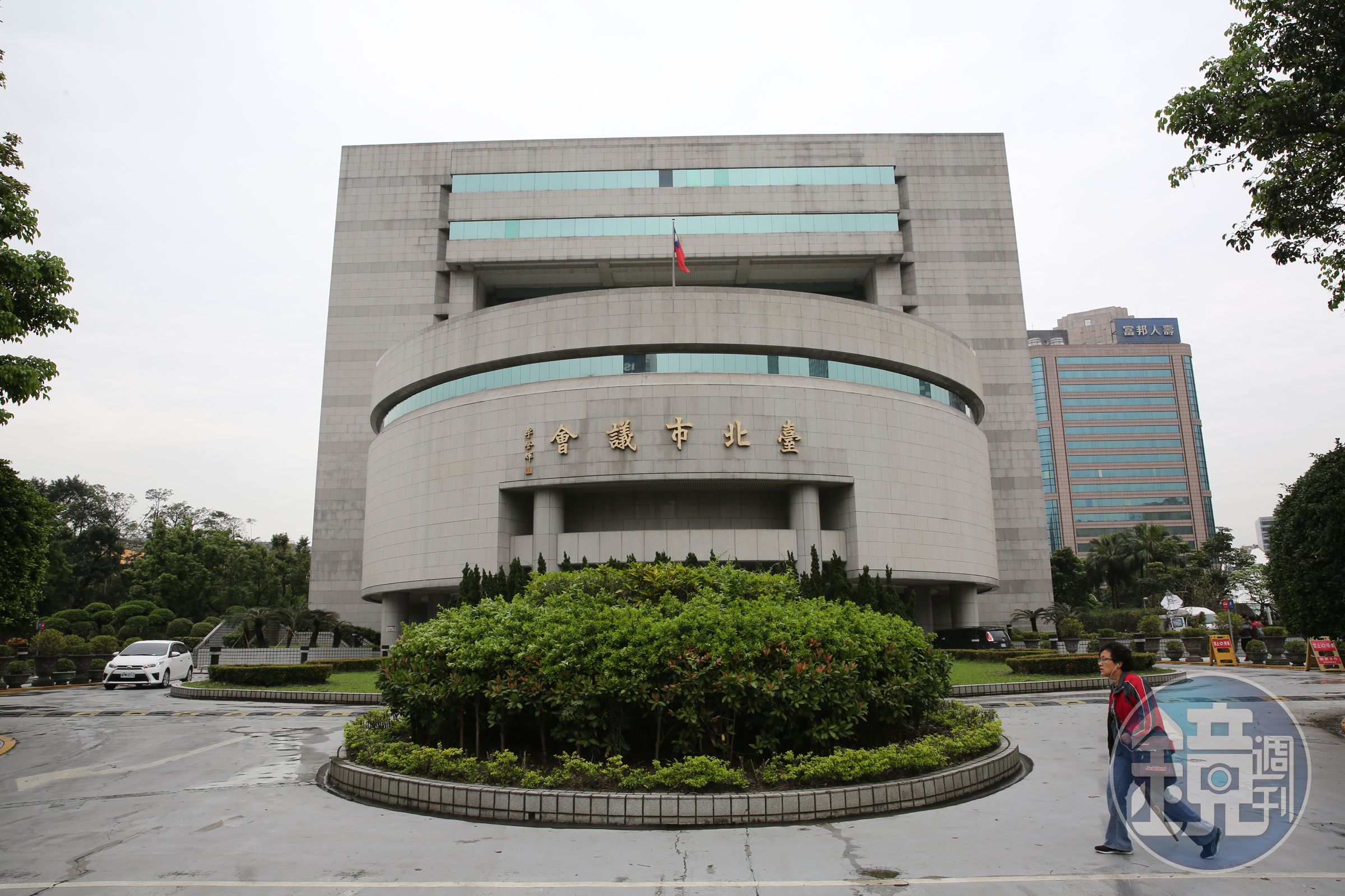 針對台北市勞動局外洩鏡電視勞檢資訊一事，台北市議會今日下午決議「將全案及調查報告移送檢方」，創下直轄市長民選以來的首例。