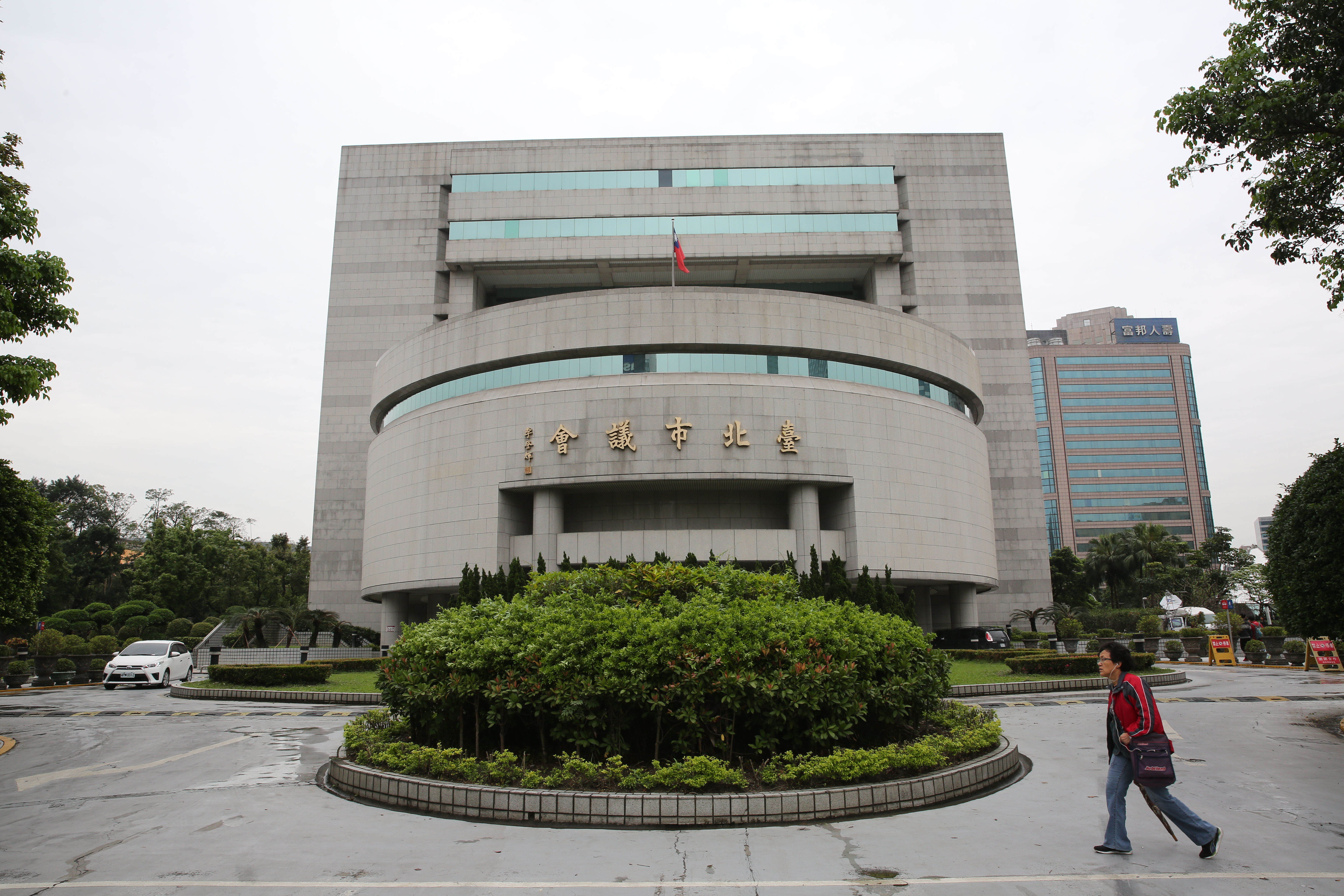 針對台北市勞動局外洩鏡電視勞檢資訊一事，台北市議會今日下午決議「將全案及調查報告移送檢方」，創下直轄市長民選以來的首例。