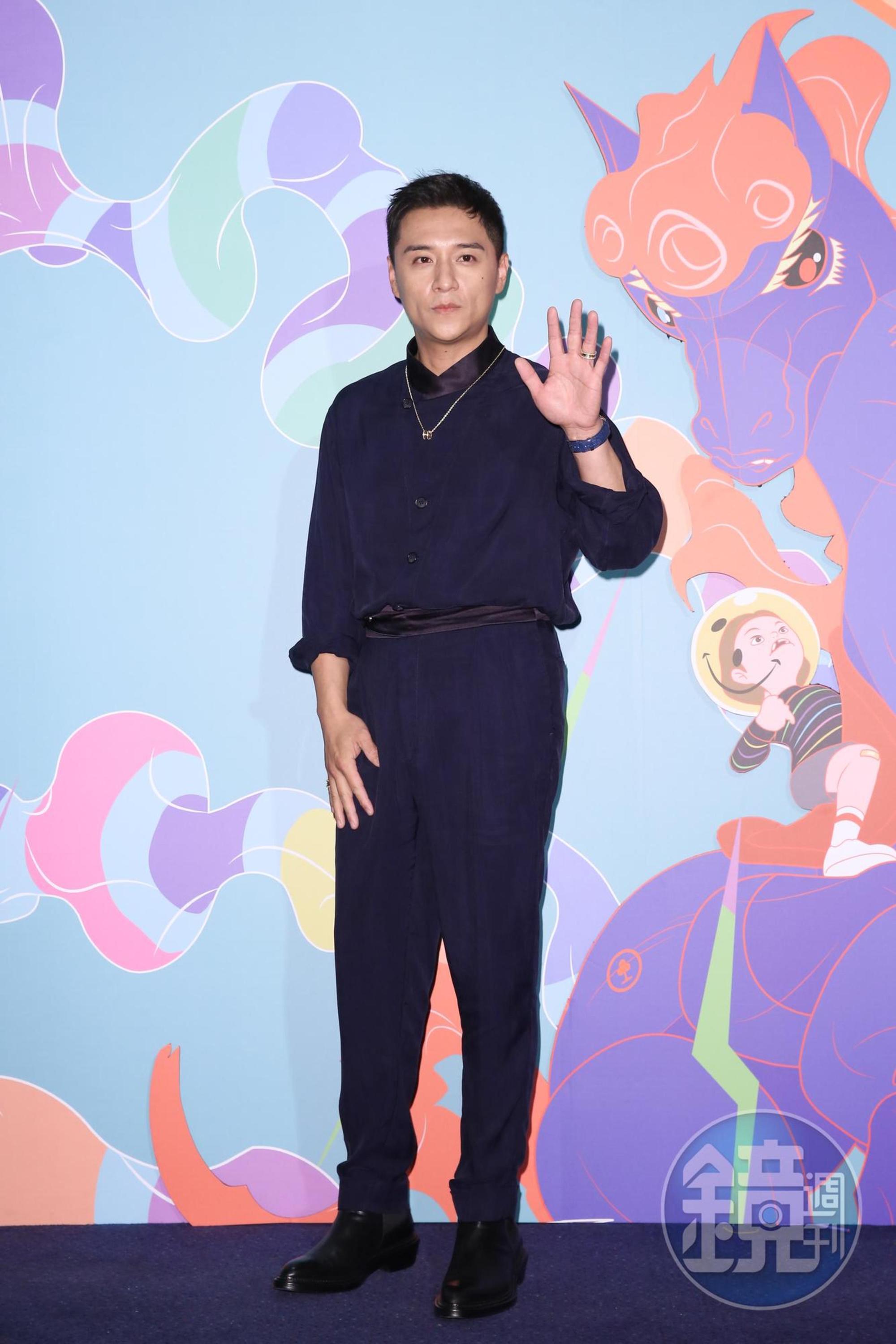從角頭兄弟改演暖男律師。但一場情緒激動戲鄭人碩猶如「角頭上身」，氣場把鄭怡嚇到不敢動筷。