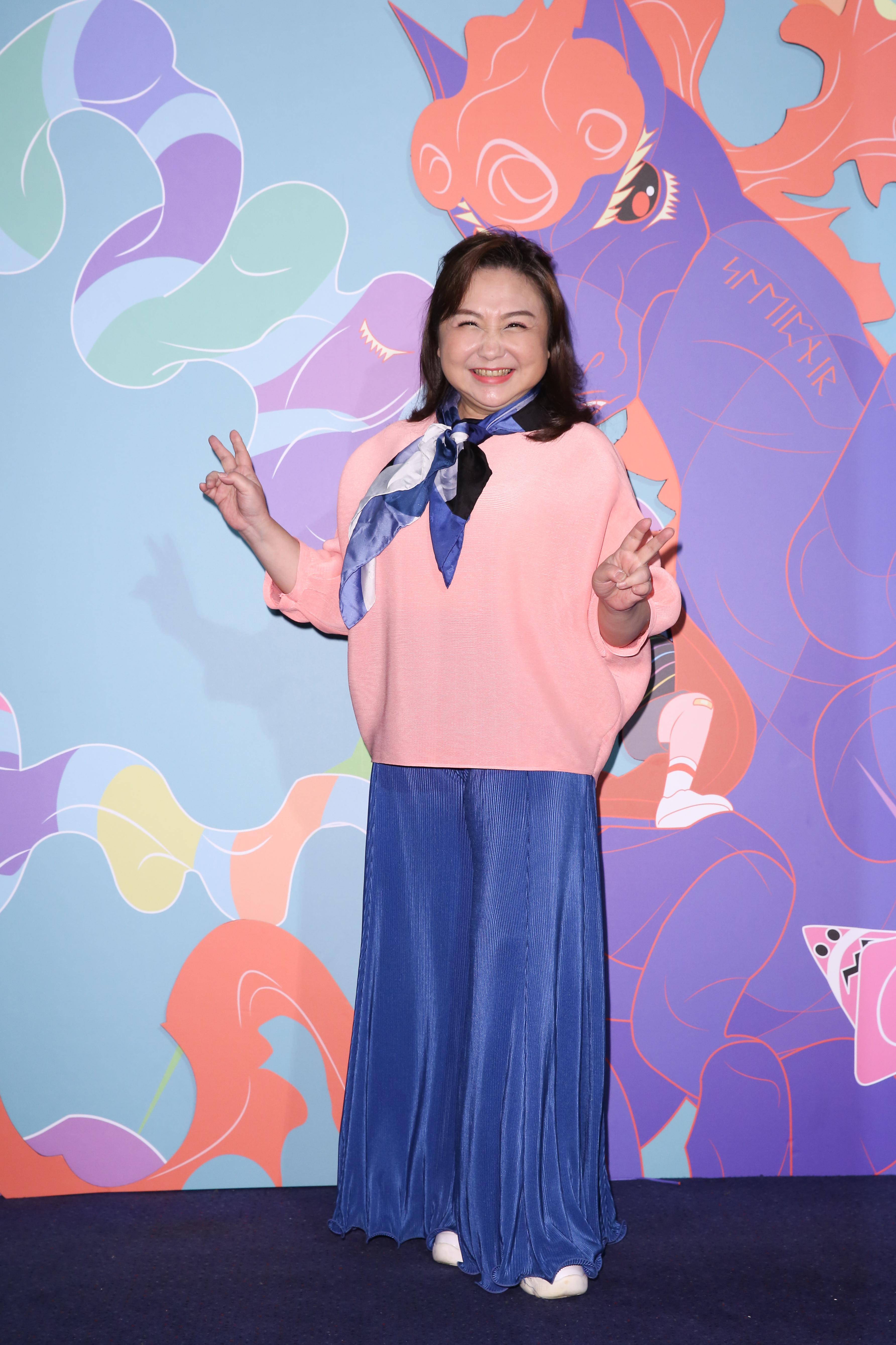 曾在歌壇叱吒風雲，也是知名廣播DJ的鄭怡首度演出影集，被林哲熹抱的她嬌嗔為何導演不多拍幾次。