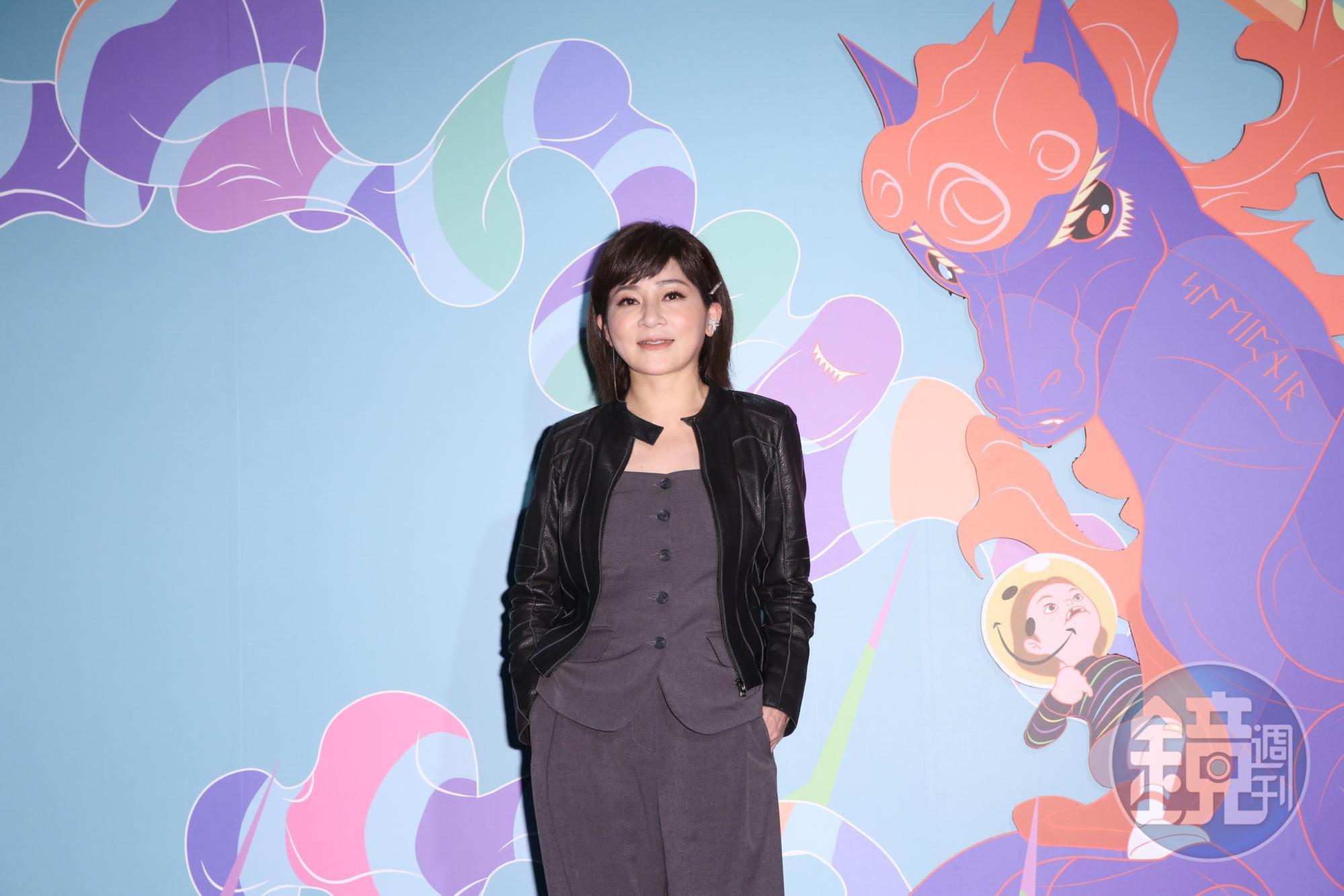 王彩樺形容自己化老妝過程都是躺著化，猶如「化大體」。