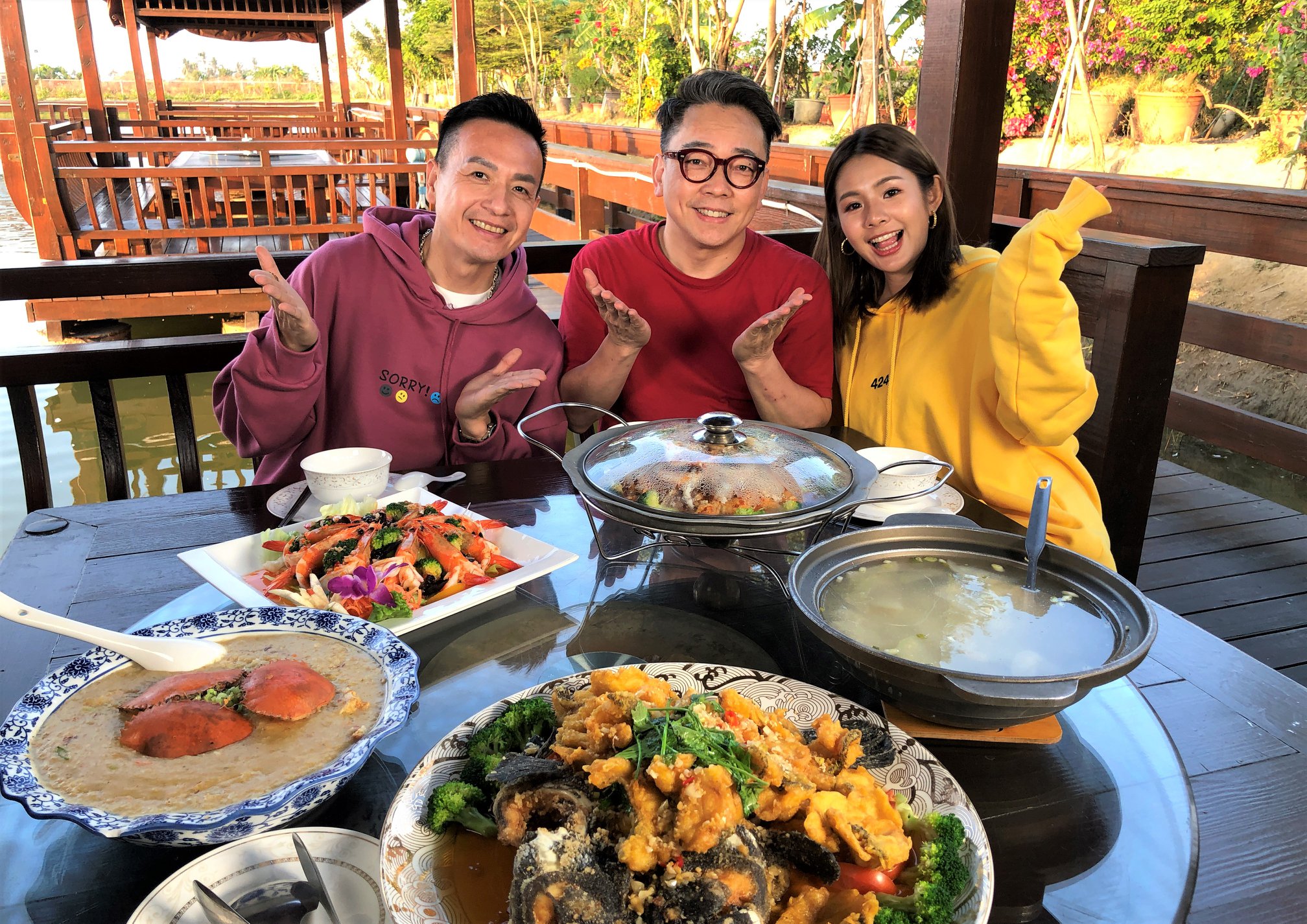 小鐘（左）出席活動爆3主持人染疫，嚇得趕緊到醫院做PCR。（翻攝自《愛玩客》臉書）