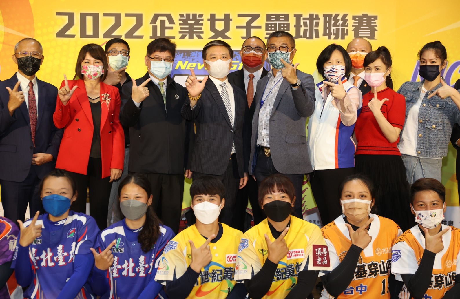 5支勁旅的選手與教練聯袂出席賽前記者會。（壘球協會提供）