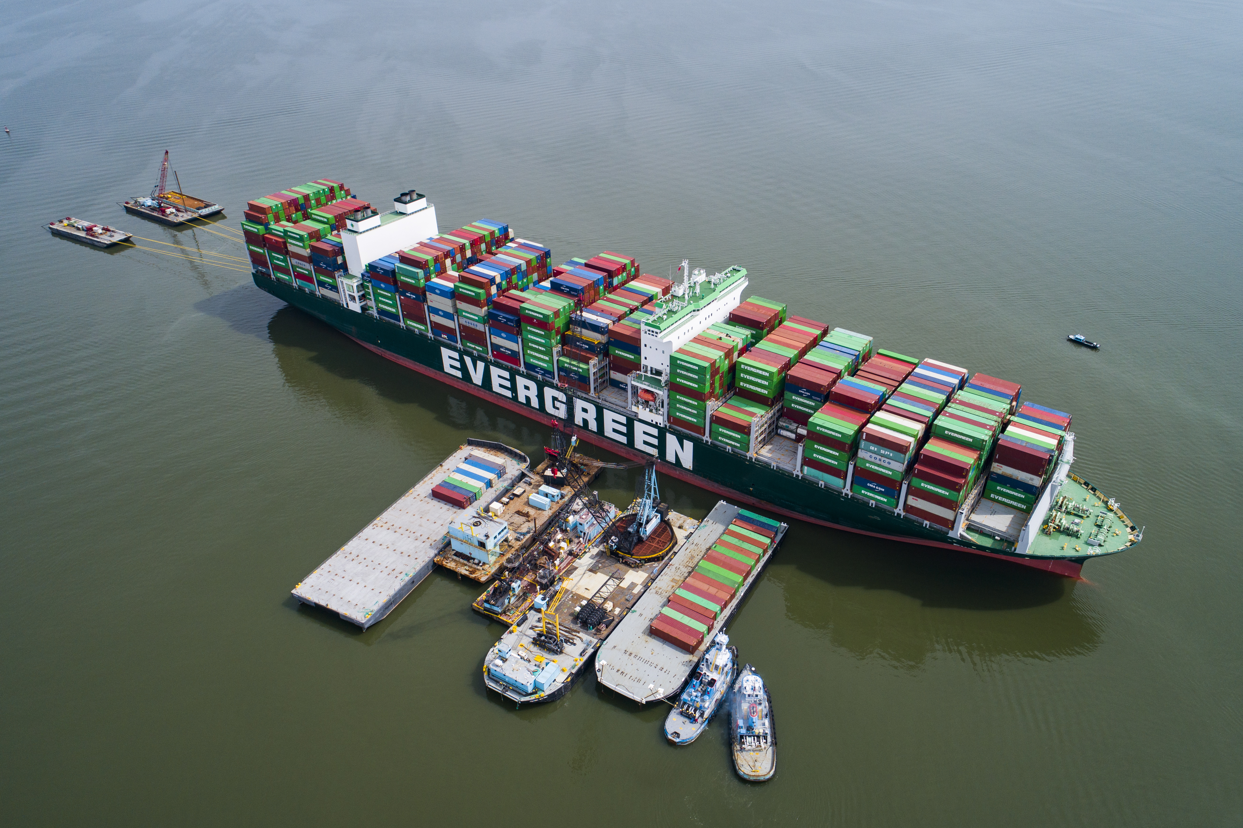 長程輪擱淺在巴爾的摩港區外擱淺，至今滿1個月都尚未脫困。（東方IC）