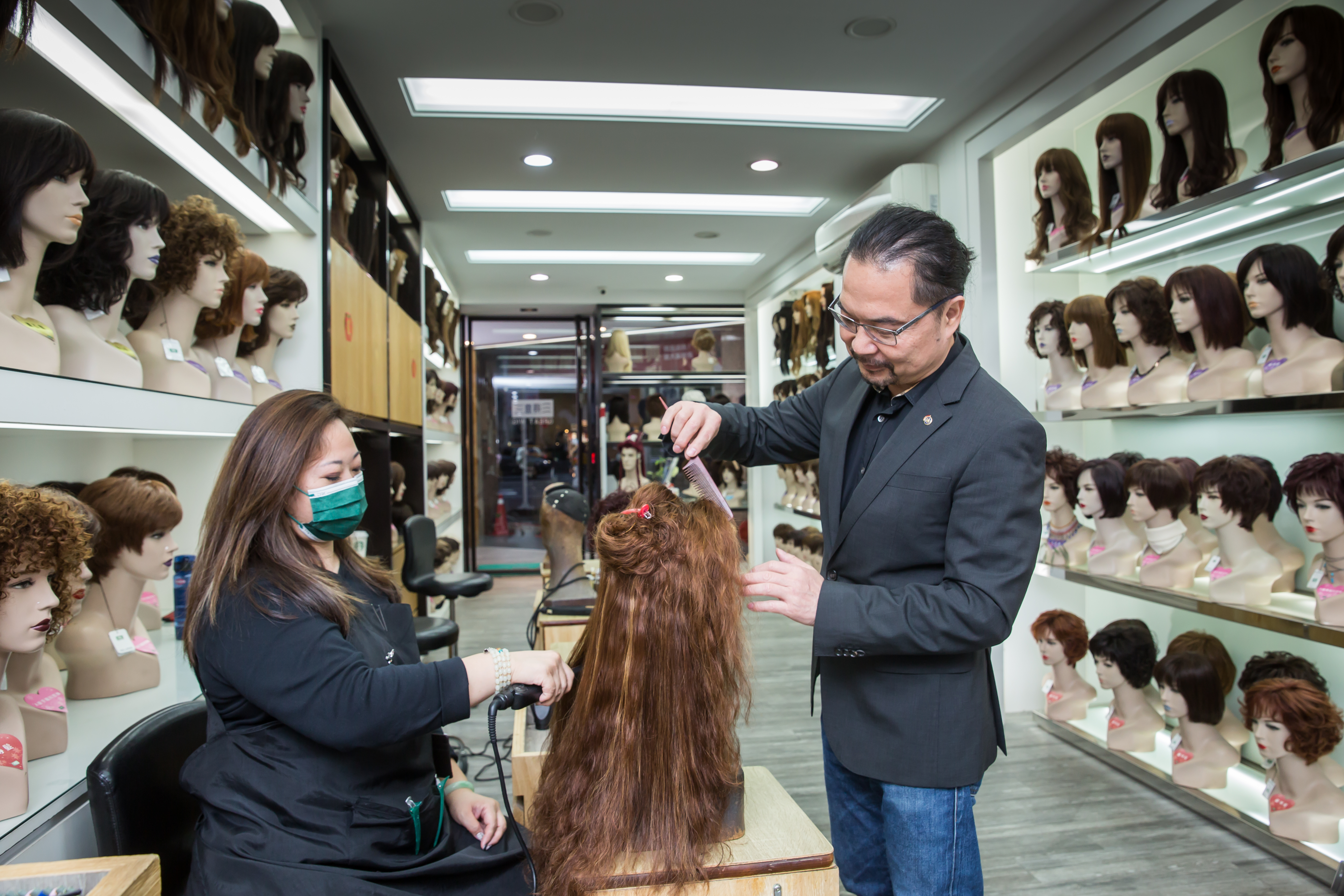 鍾日生（右）30年前創立得意假髮，愛髮成痴的他，創下假髮界多項第一紀錄。