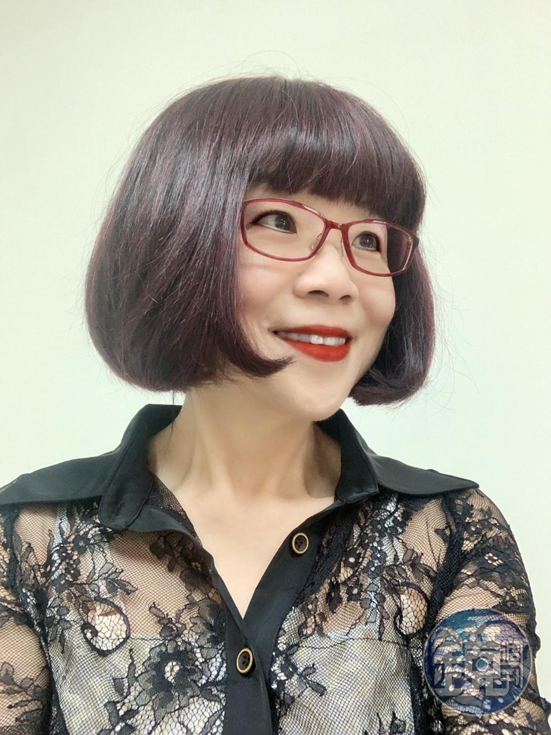 顧客林小姐戴上得意假髮，年輕有型造型讓她十分滿意。