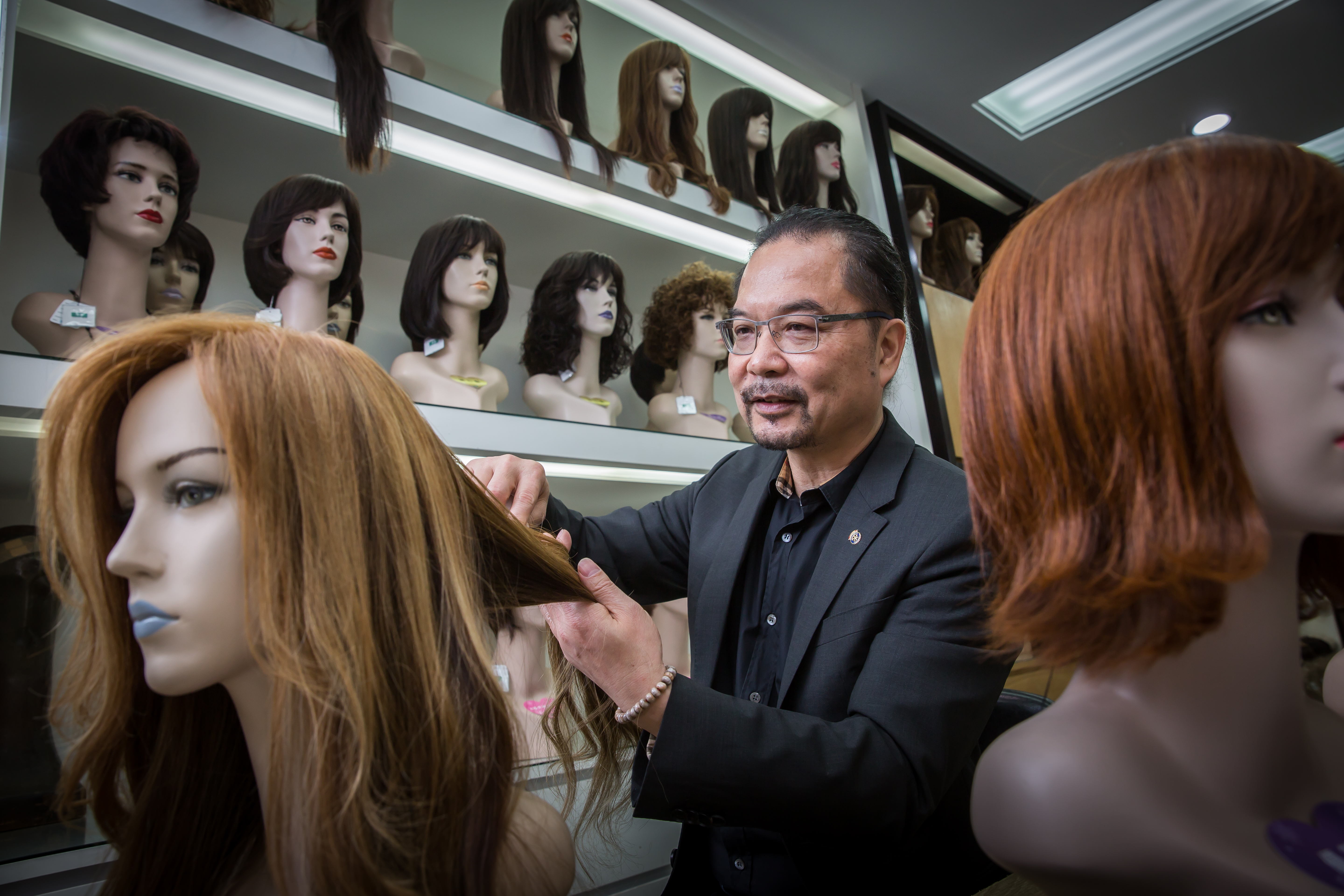 鍾日生研發的結構專利，讓假髮戴起來更擬真，透氣舒適度也大幅提升。