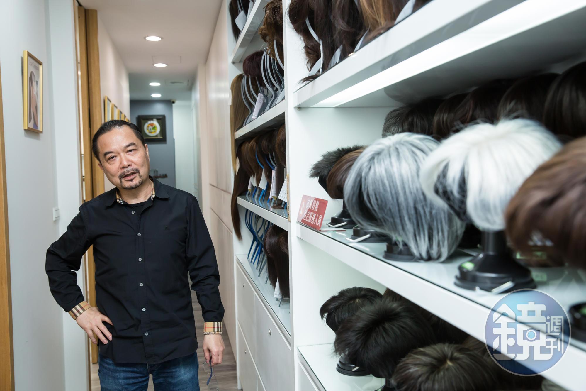 美髮師出身的鍾日生，30年前創得意假髮，一條龍包辦原料收購、配料設計與生產，歷經假髮產業的材料技術革命，以及使用者世代變遷。