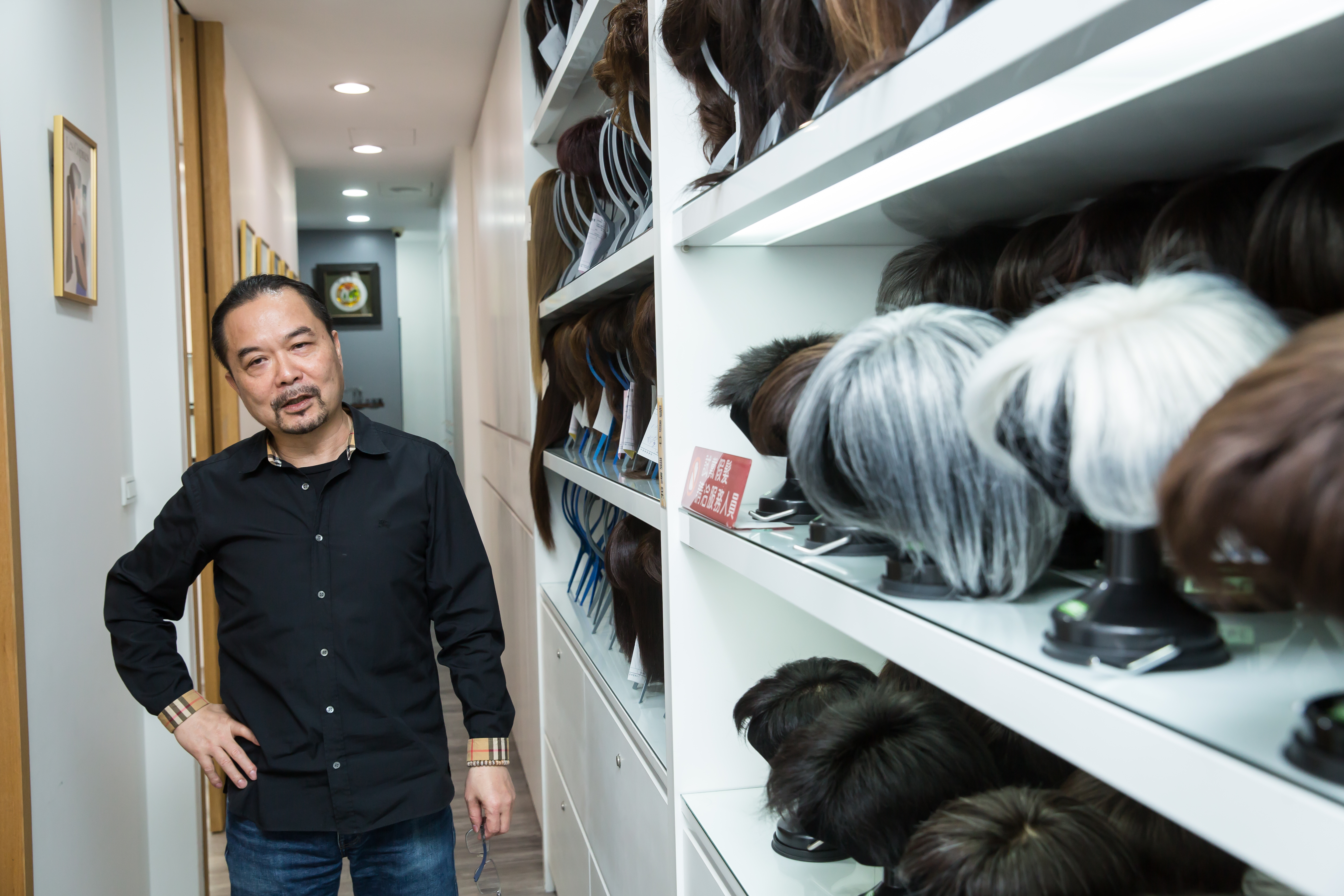 美髮師出身的鍾日生，30年前創得意假髮，一條龍包辦原料收購、配料設計與生產，歷經假髮產業的材料技術革命，以及使用者世代變遷。