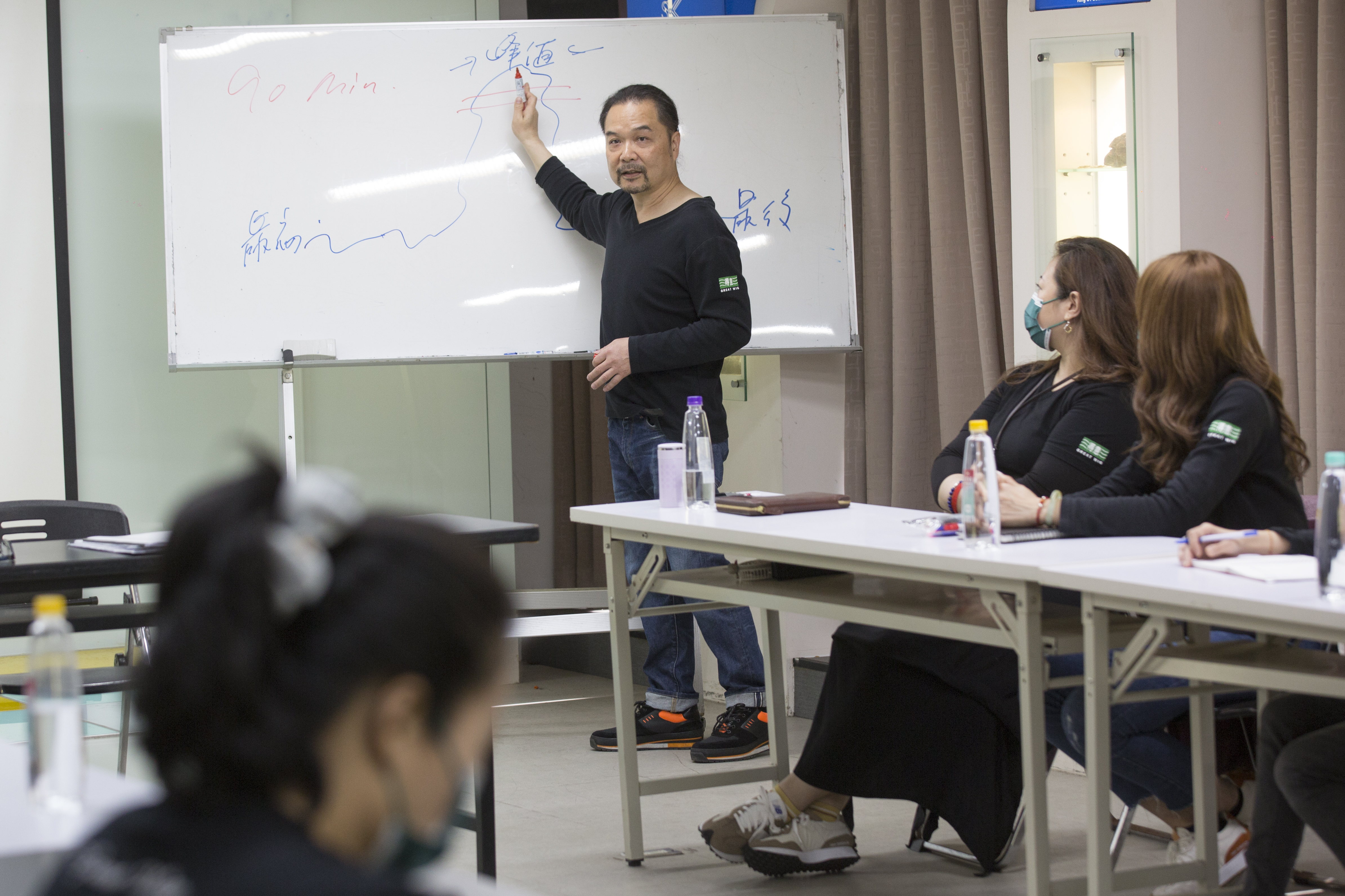 鍾日生浸淫在假髮產業逾30年，從生產到銷售服務都有獨到戰略。