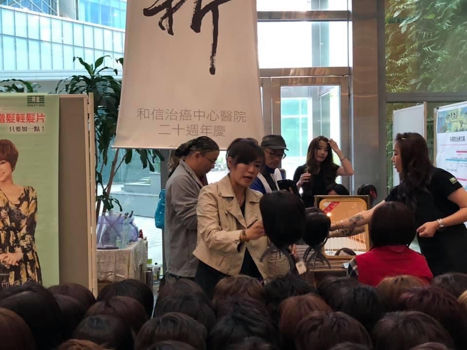 得意假髮團隊受和信醫院之邀擺攤，服務因健康因素而需使用假髮的客人。（得意假髮提供）