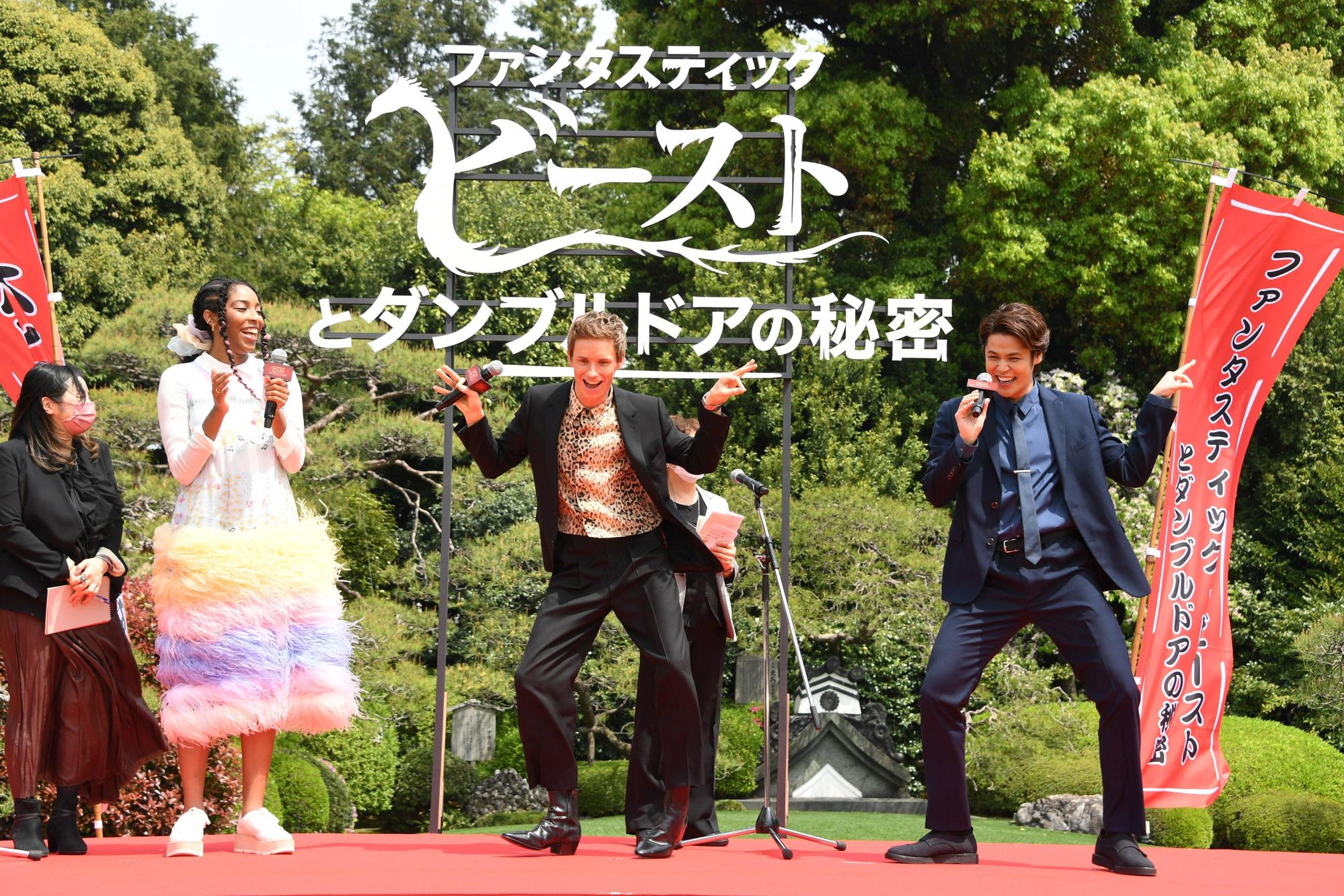 宮野真守（右）透露配音時也一起跳了人面蠍尾獅之舞，艾迪（中）興奮地也在現場起舞。（翻攝自《怪獸與鄧不利多的秘密》Twitter）